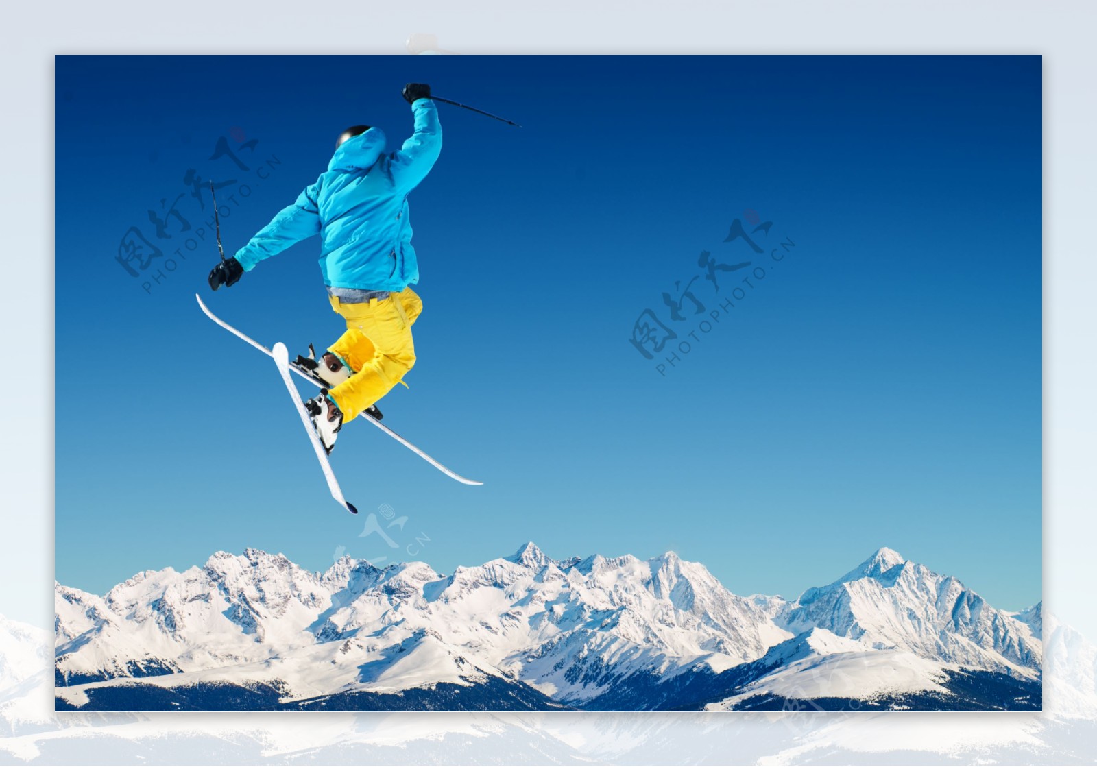 跳跃起来的滑雪运动员