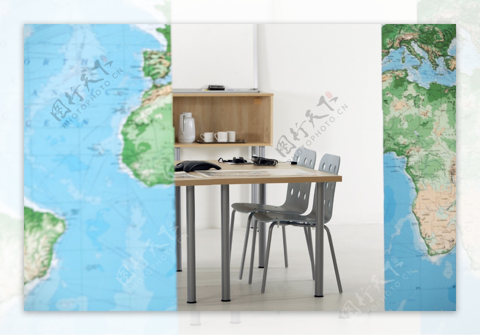 世界地图与会议室图片