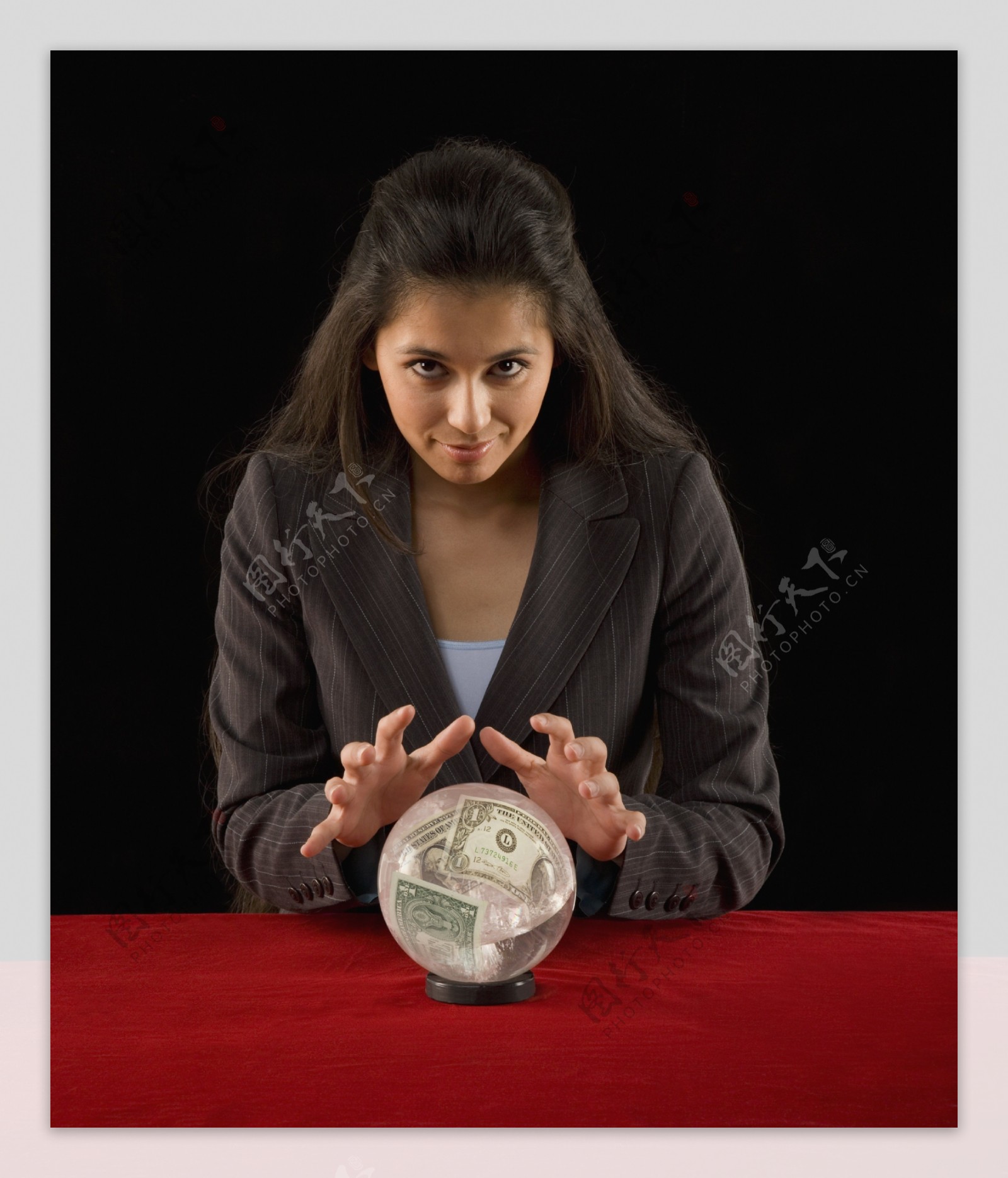 女人双手保护水晶圆形球体图片