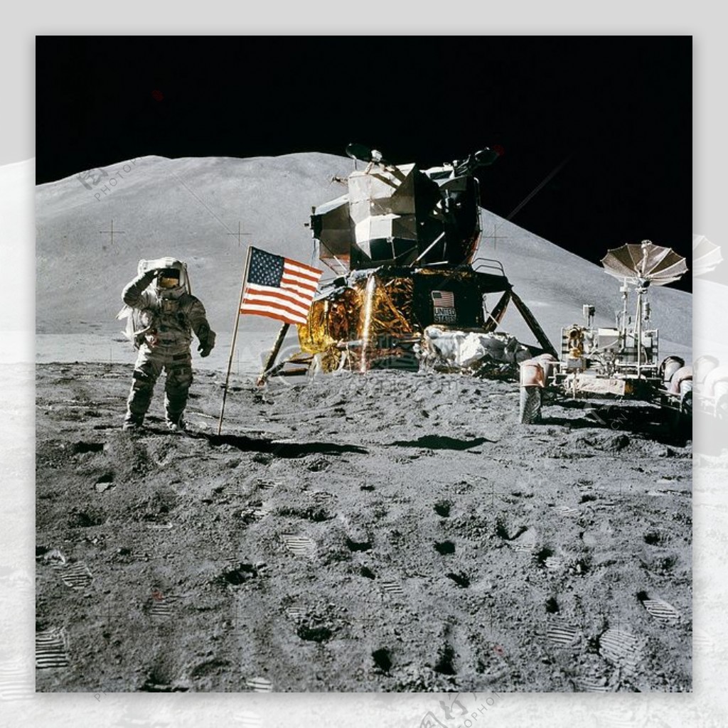 宇航员站在旁边的美国国旗在月球上