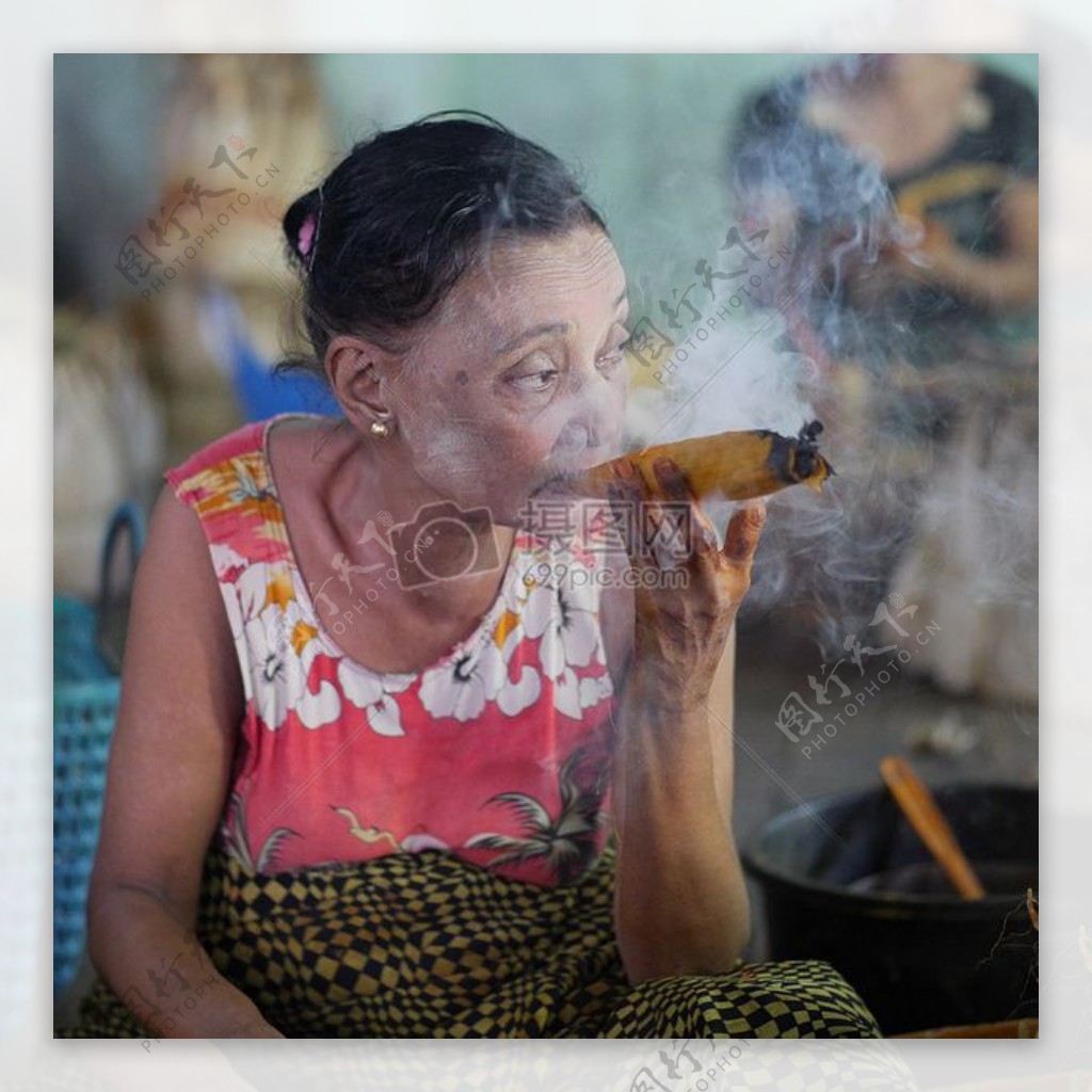 一位老妇人吸烟