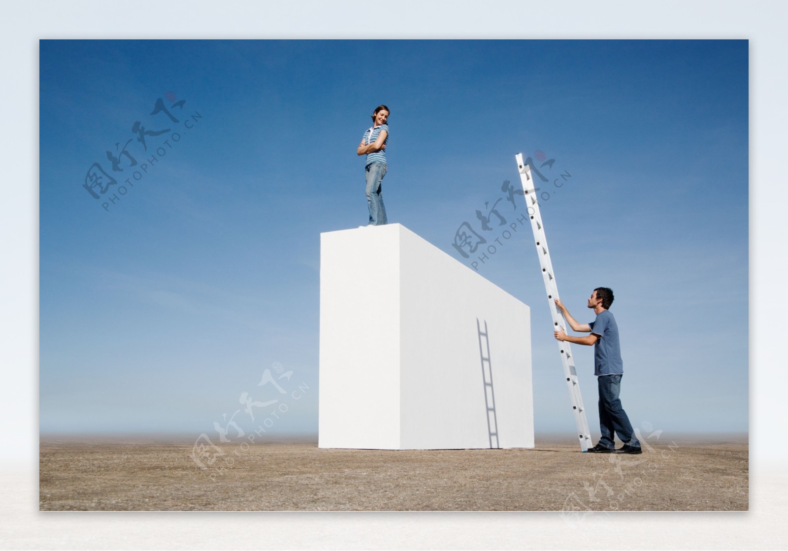 拿梯子的男人与高处的女人图片