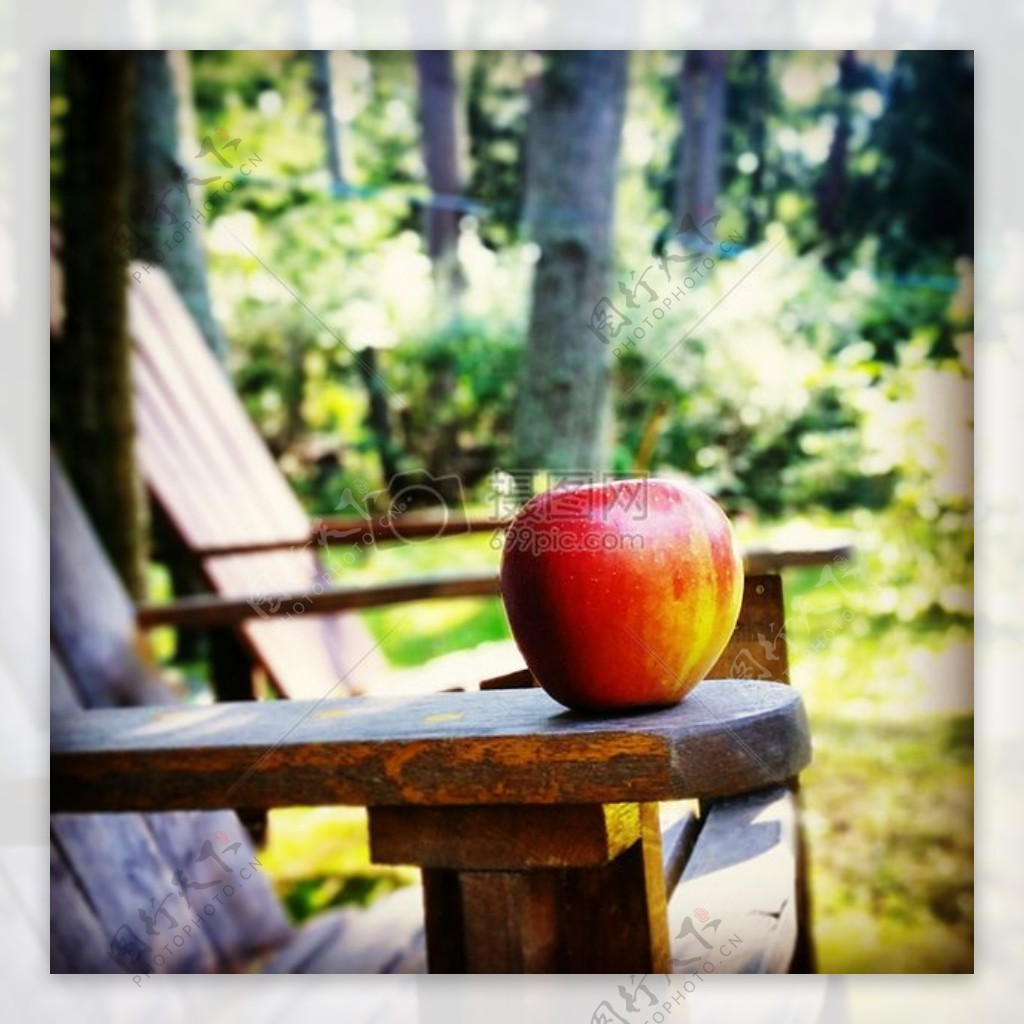 木板上的成熟苹果