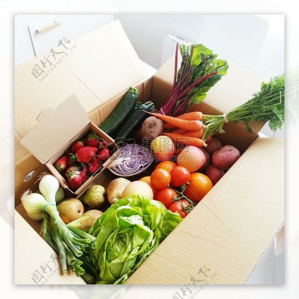 箱子里的新鲜蔬菜和水果