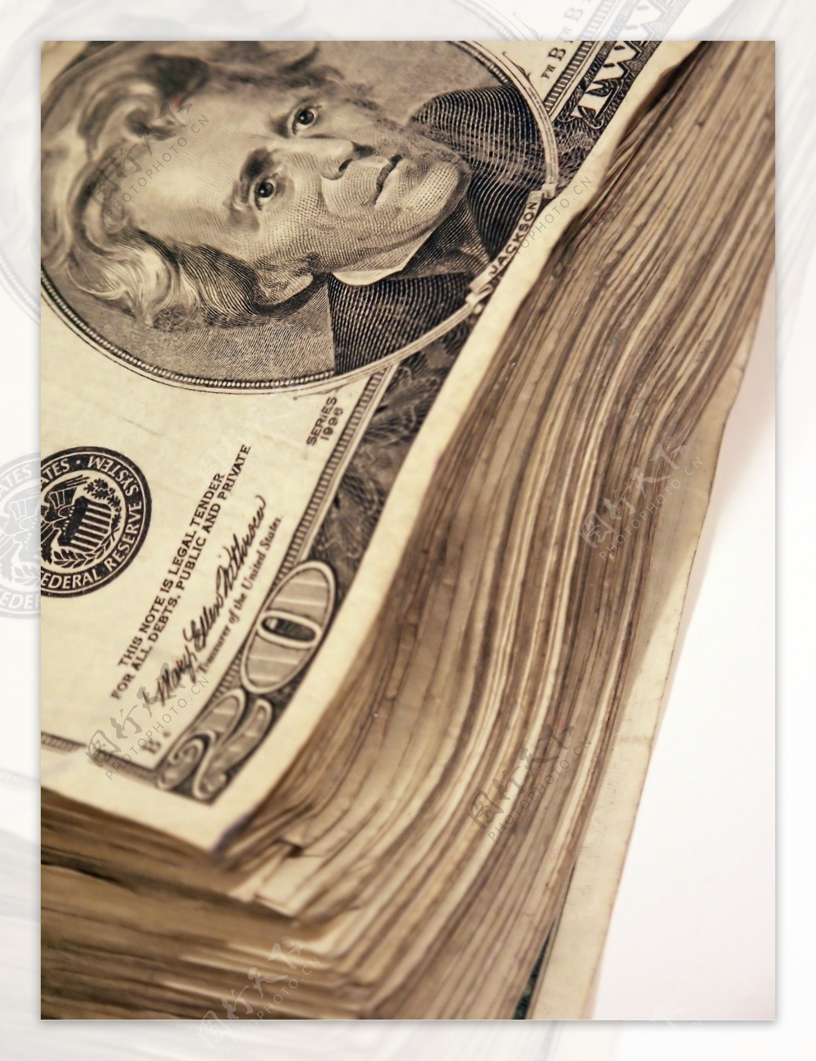 一大叠的美元纸币创意设计图片
