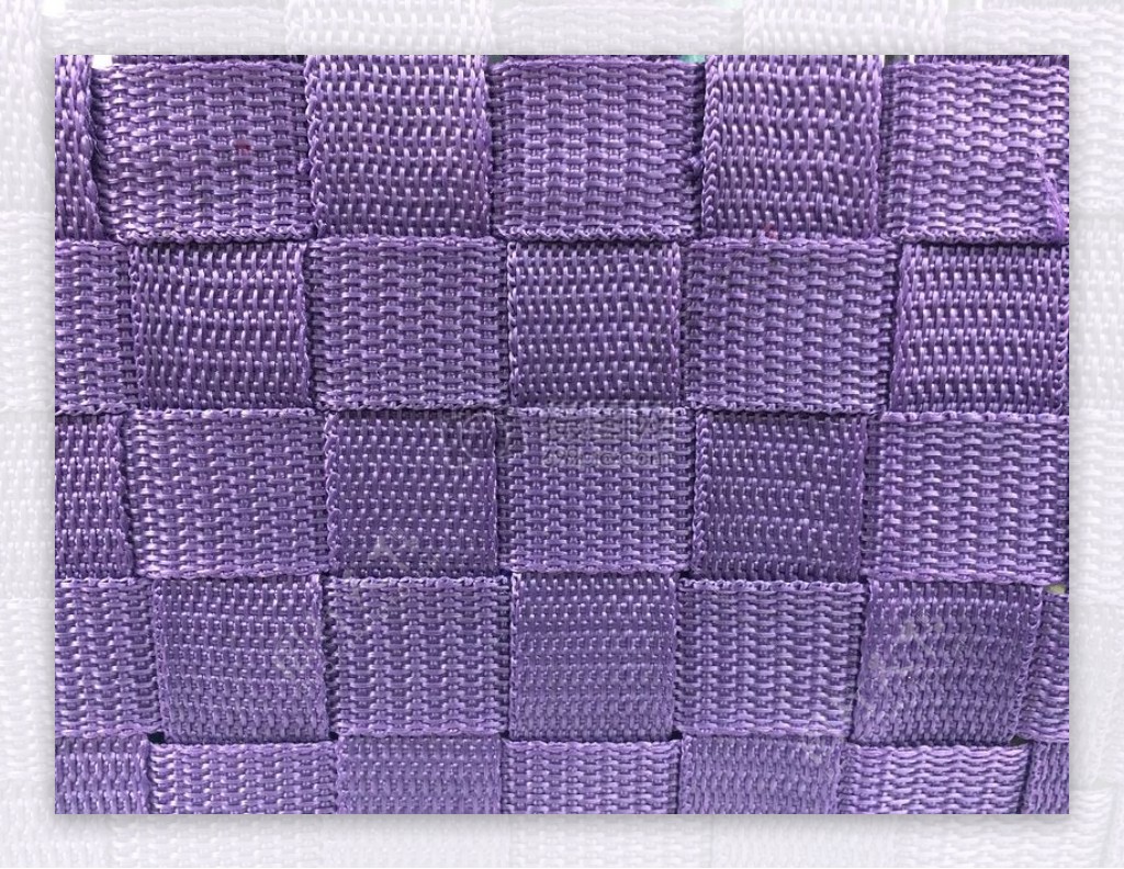 紫色背景下的编织物