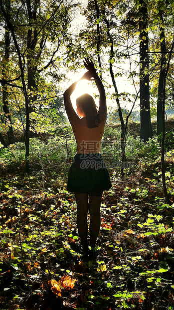 女子跳舞森林