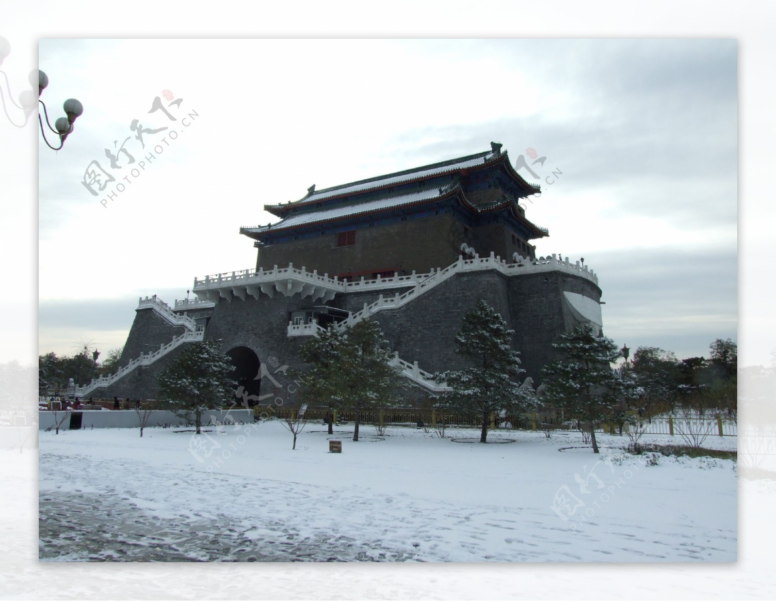 雪中的前门图片