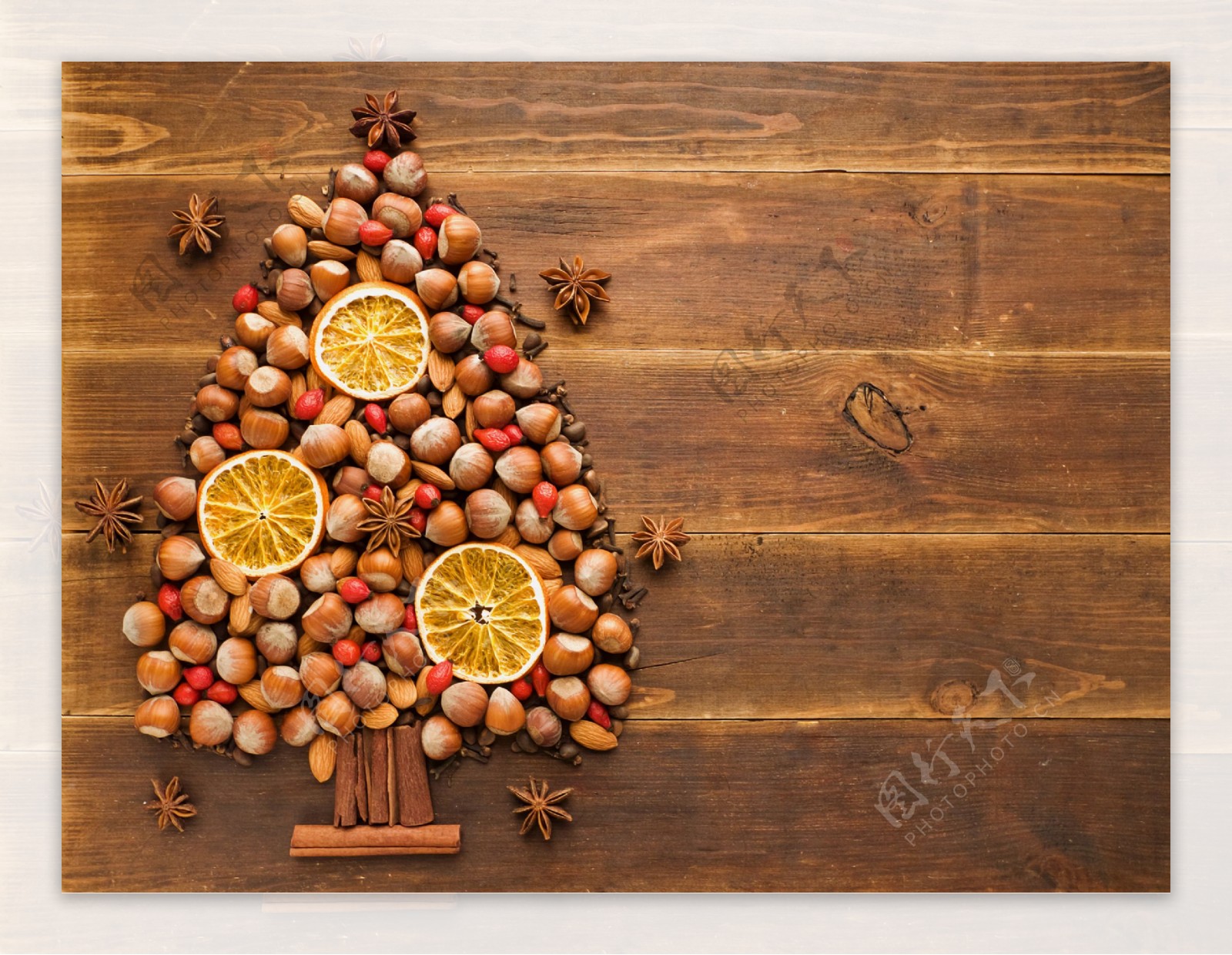干果组成的圣诞树图片