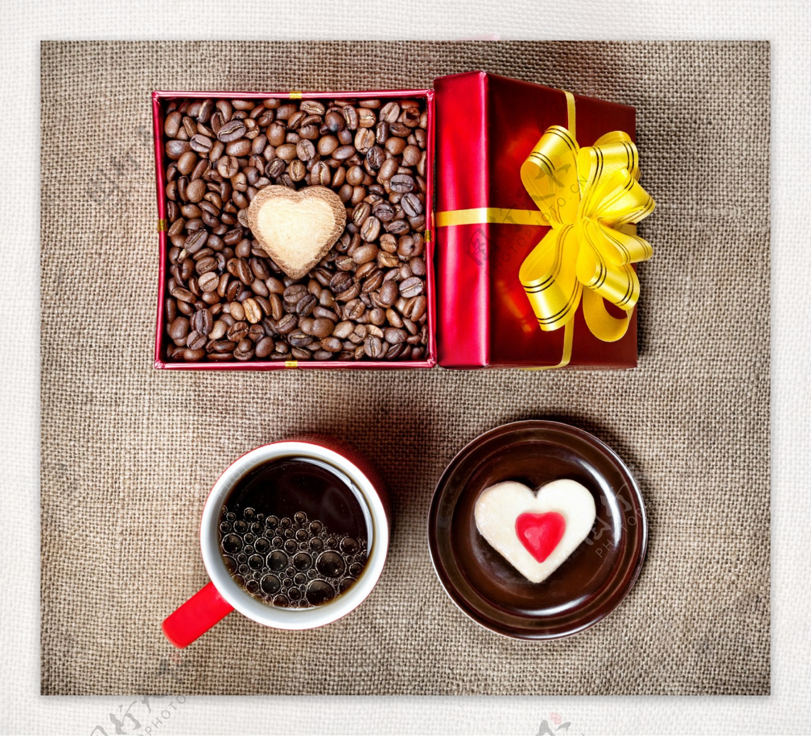 礼盒里的咖啡豆与咖啡图片