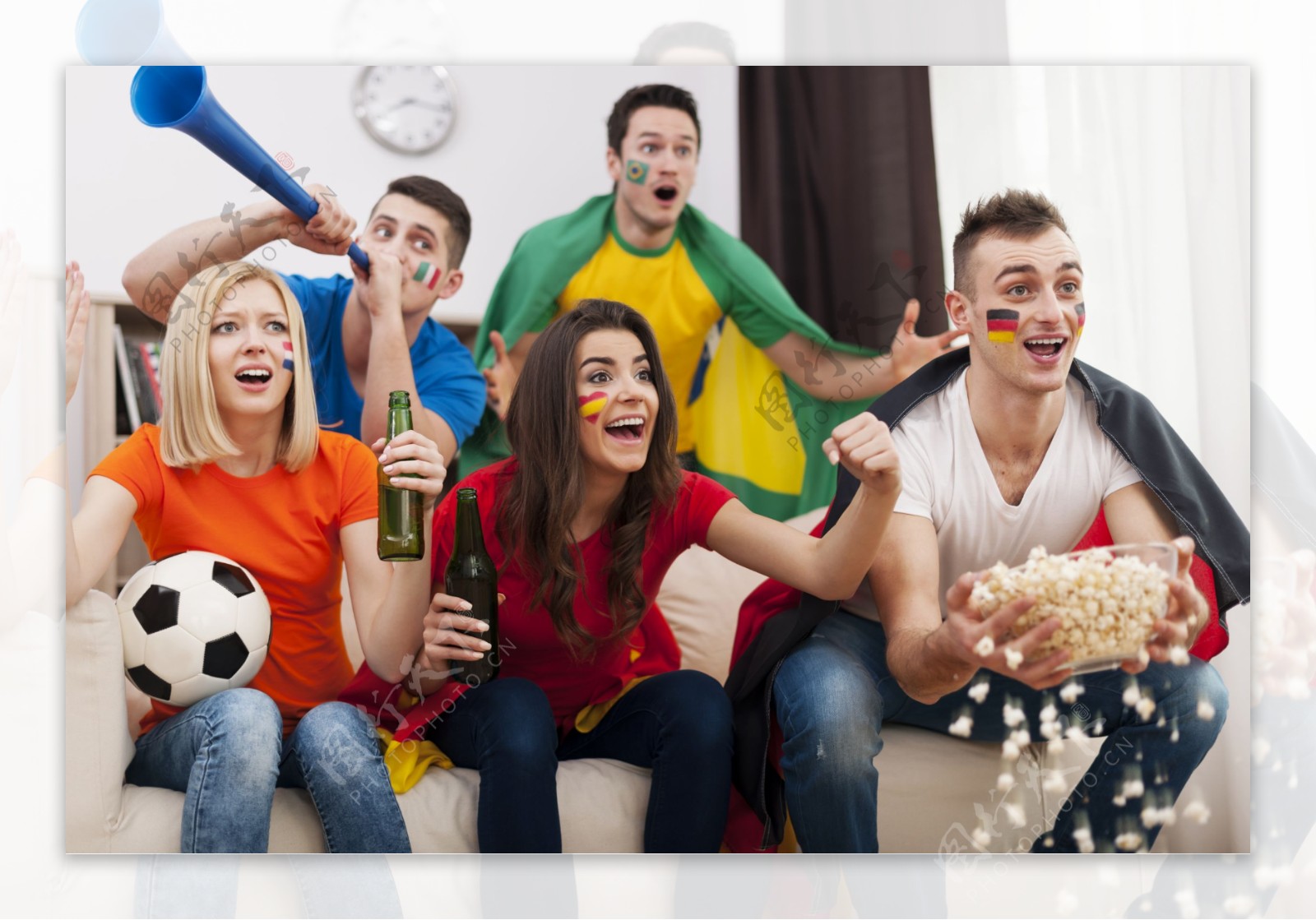 在家看世界杯的球迷图片