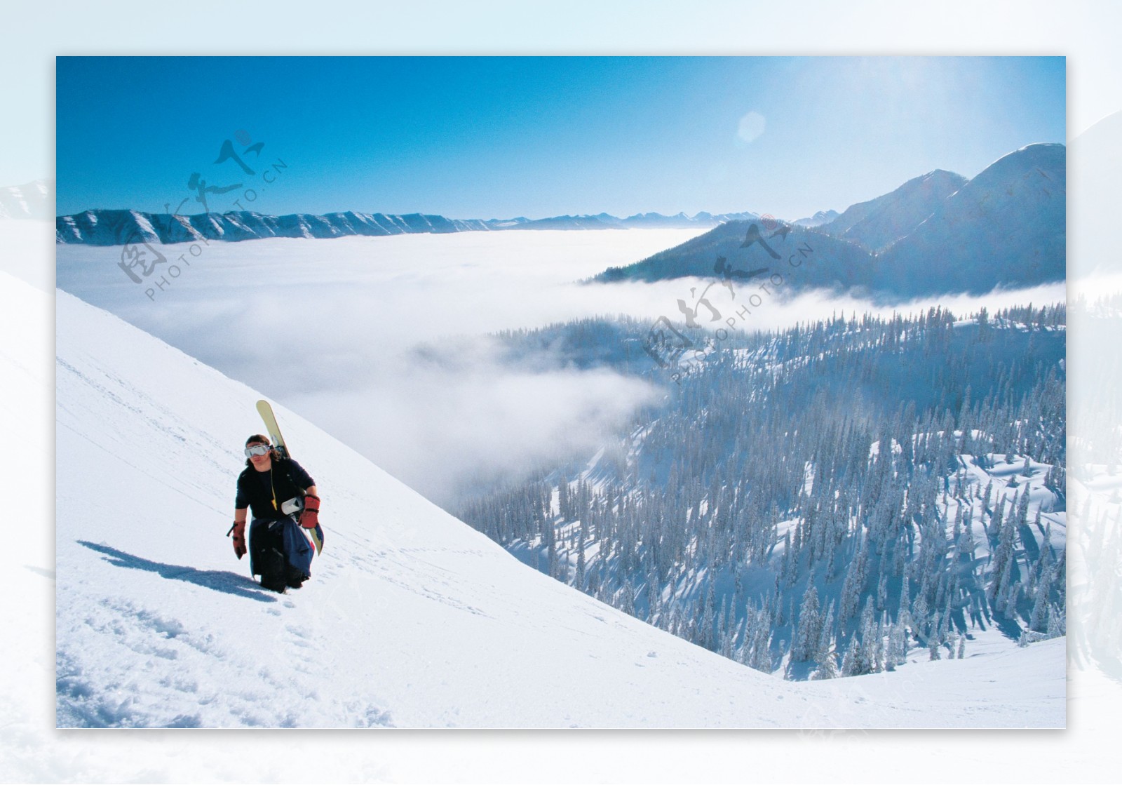 登山的滑雪运动员图片