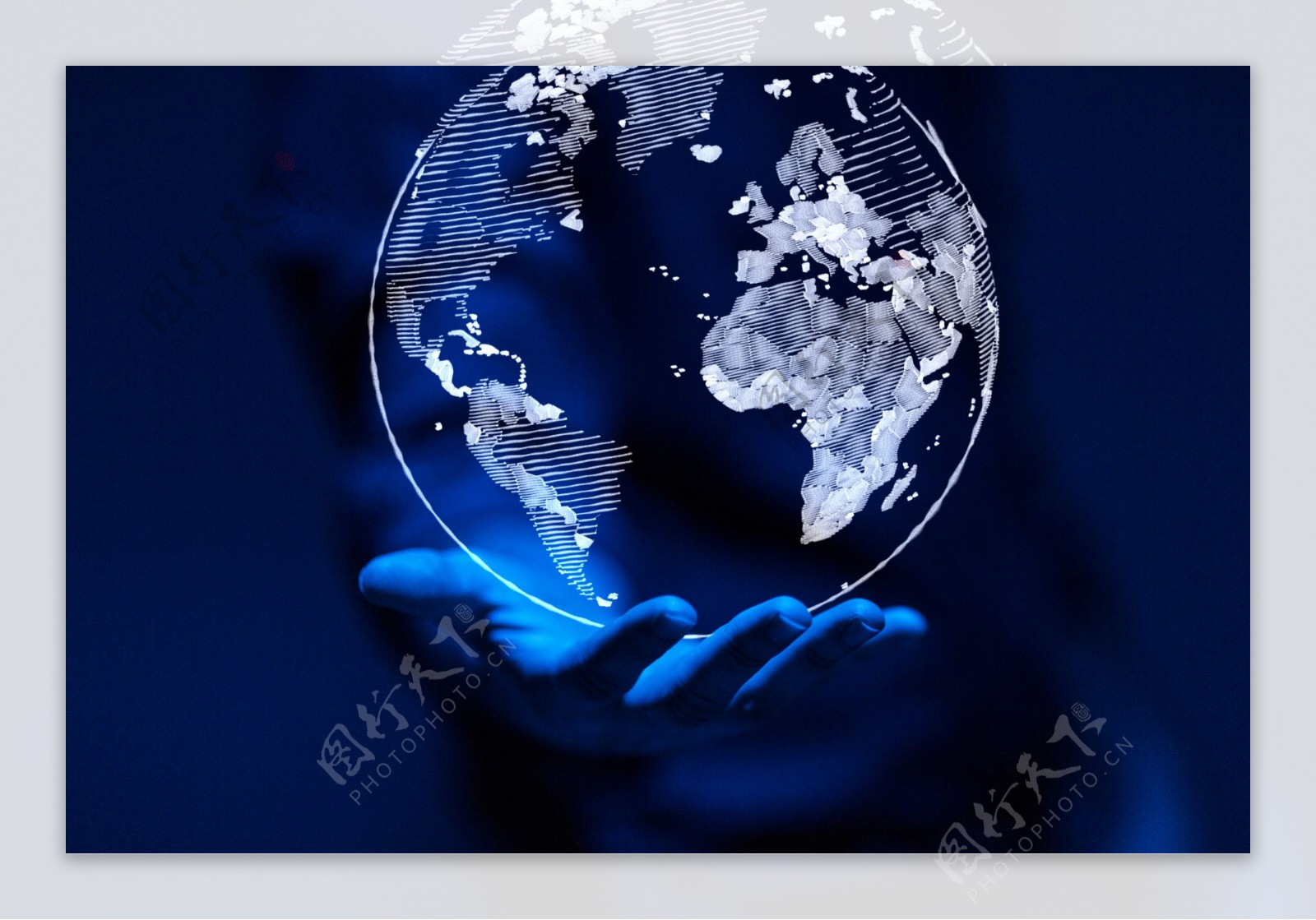 商务人手中的地球背景图片