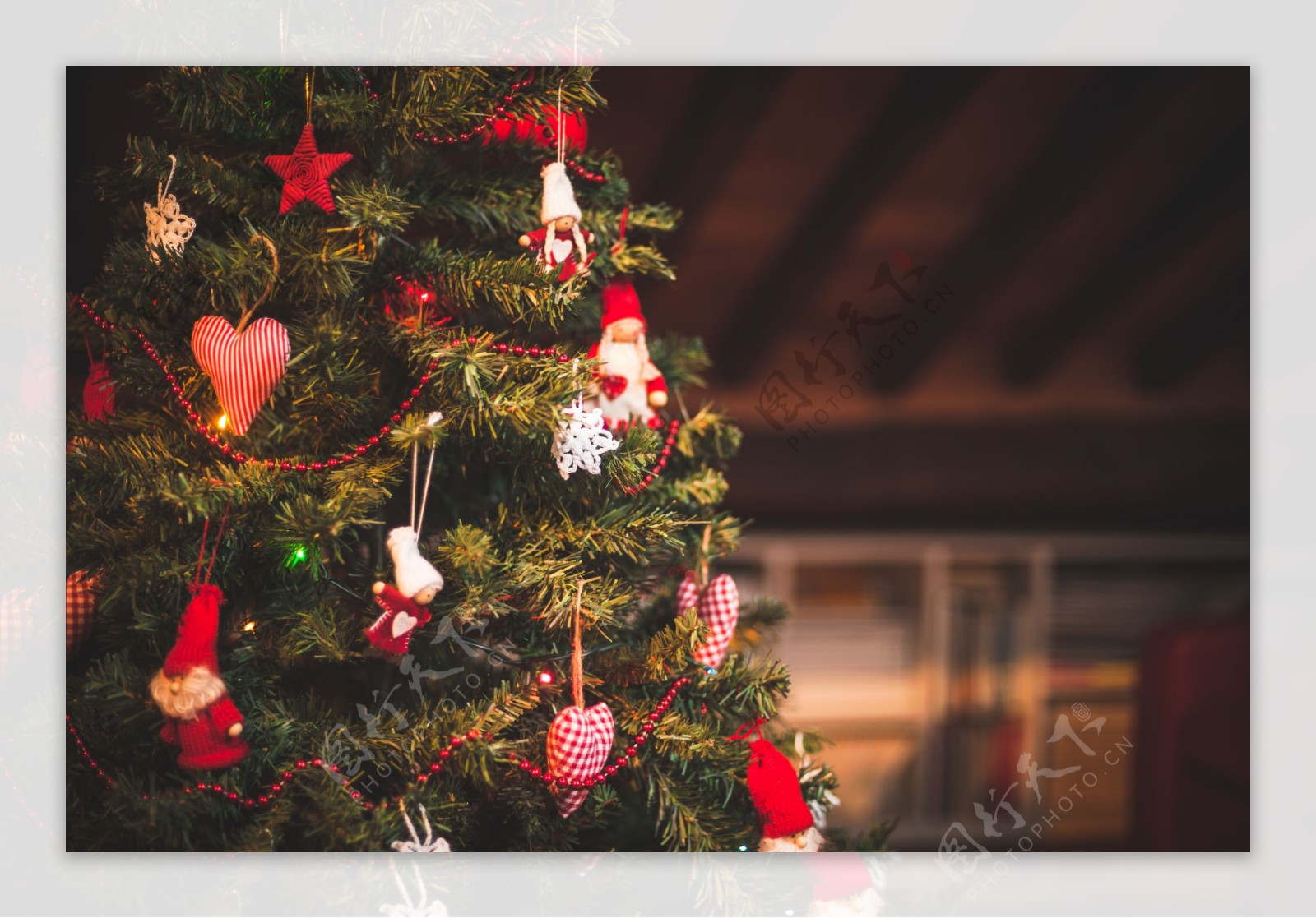 圣诞树上可爱的圣诞老人吊饰图片