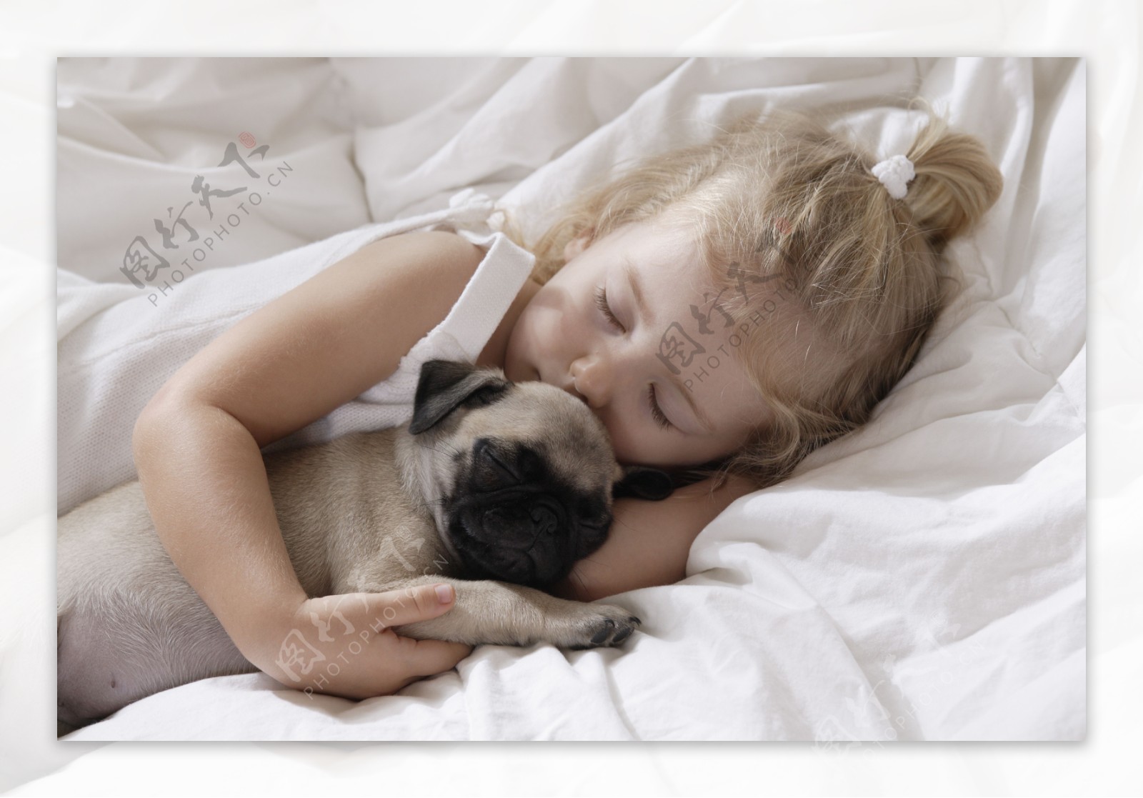 睡觉的可爱小女孩与狗狗图片