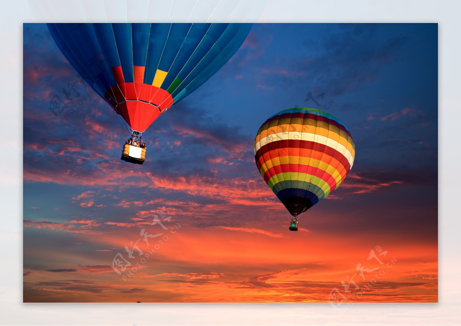 黄昏天空中的热气球图片