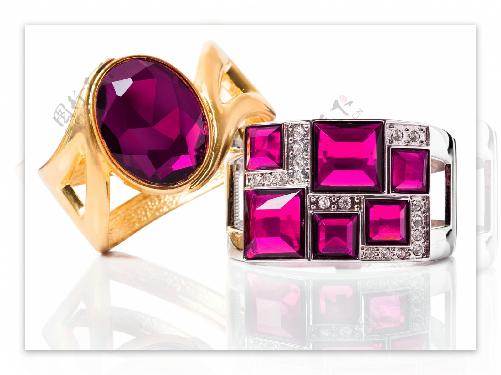 紫红色宝石戒指