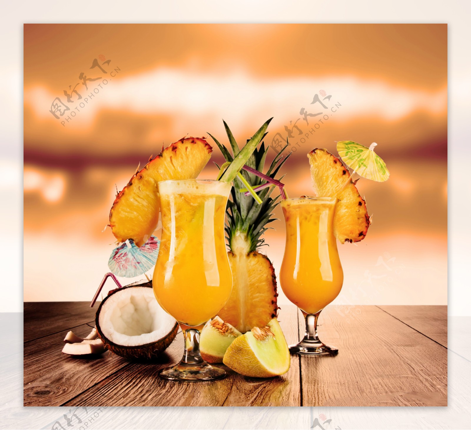 桌子上的果汁和水果图片