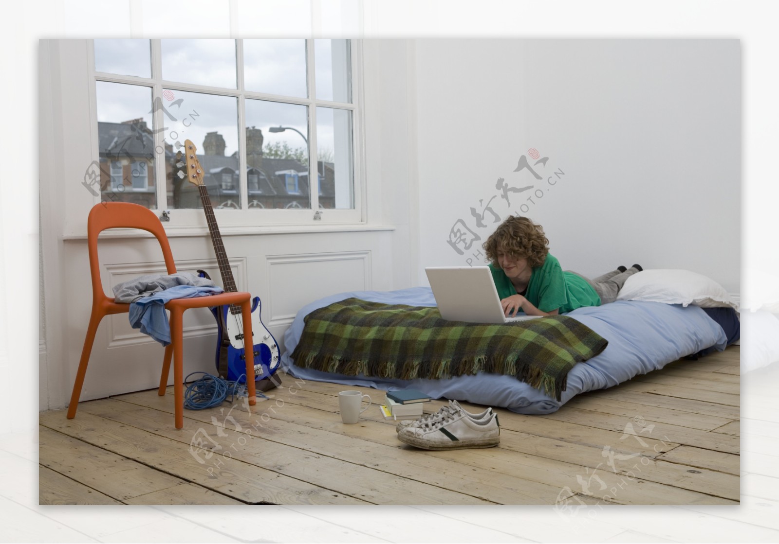 躺床上玩电脑的人图片