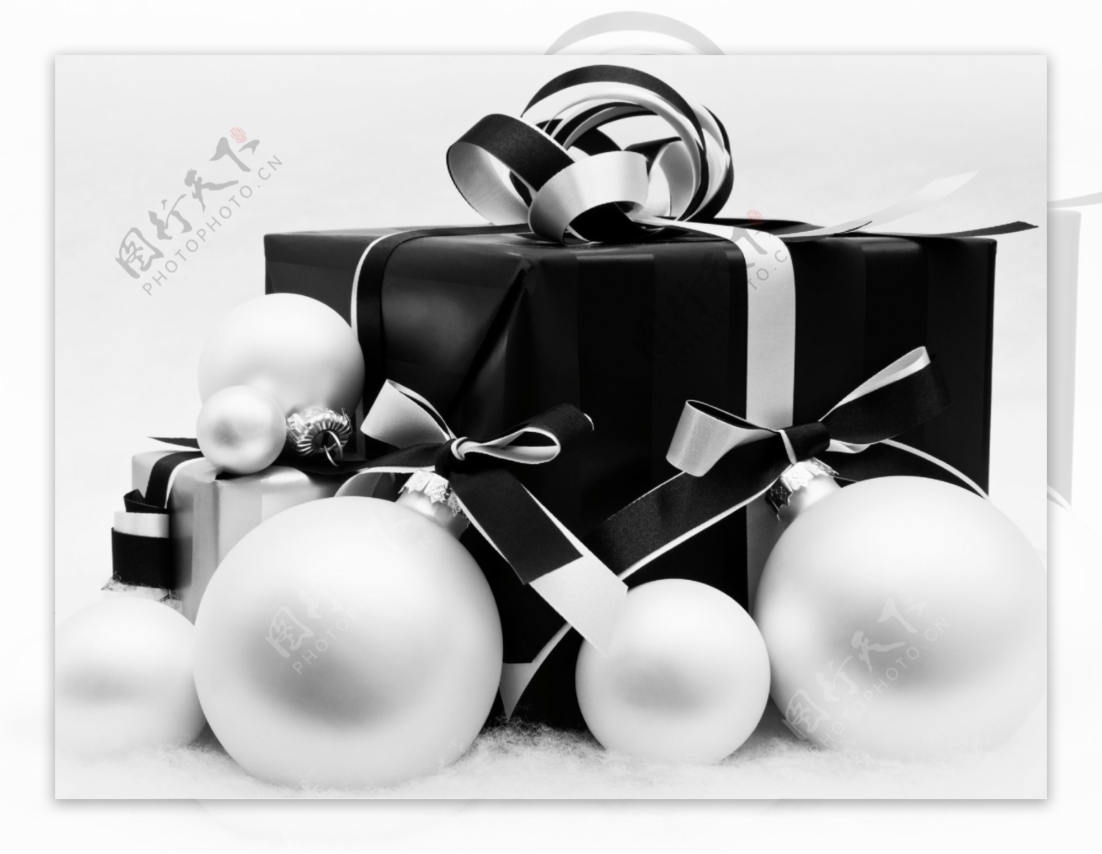 圣诞彩球和礼物图片