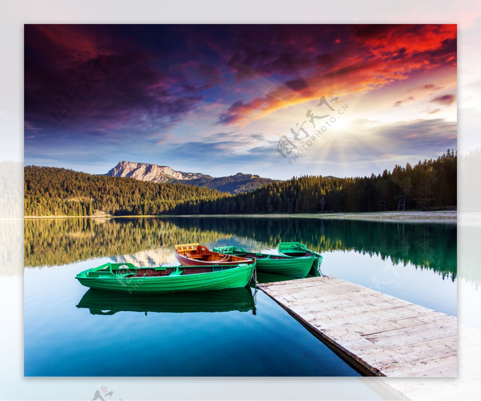 湖泊上的小船图片
