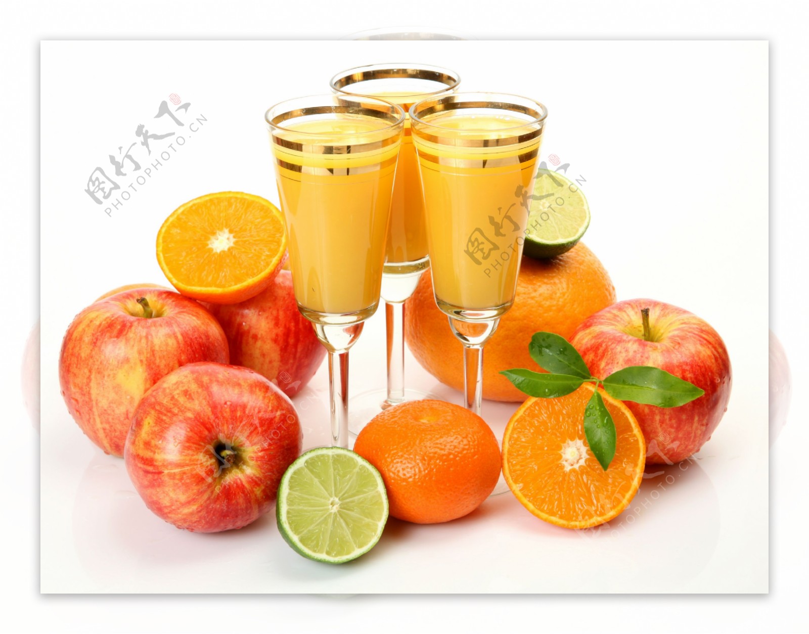 橙汁与新鲜水果图片