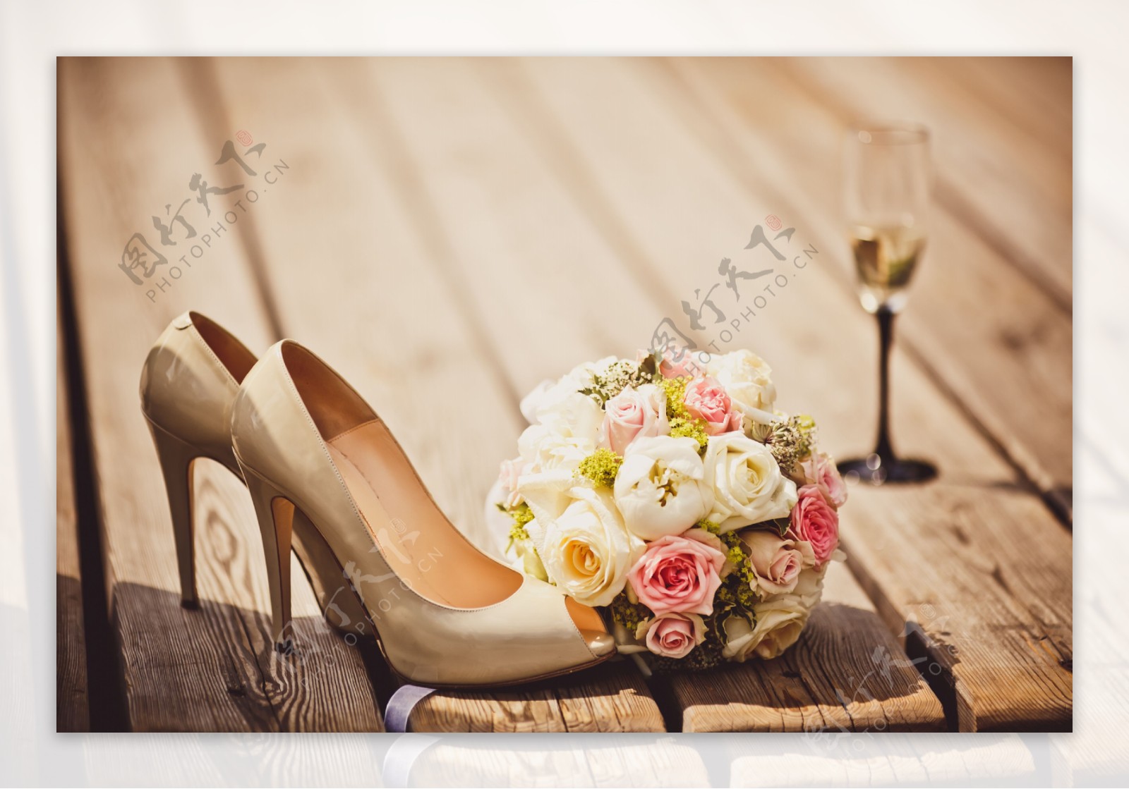 新娘高跟鞋与玫瑰花