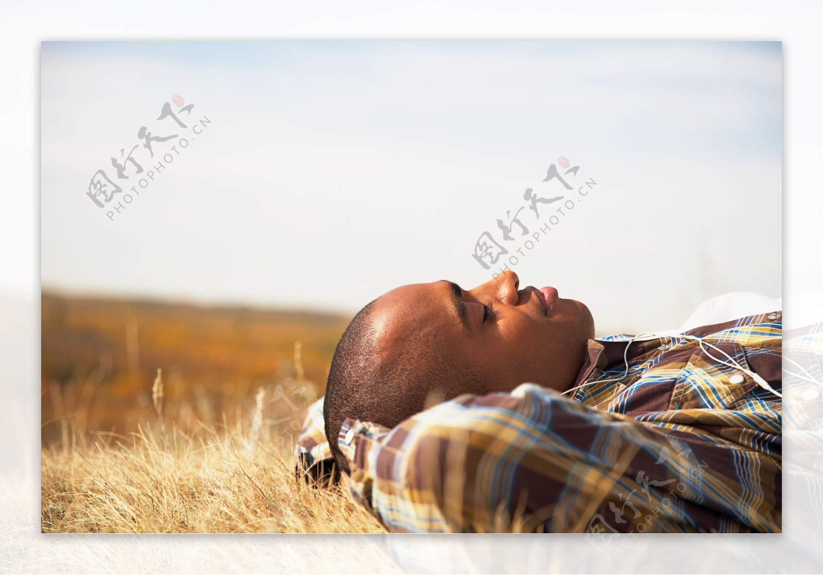 躺在草地上的男人图片