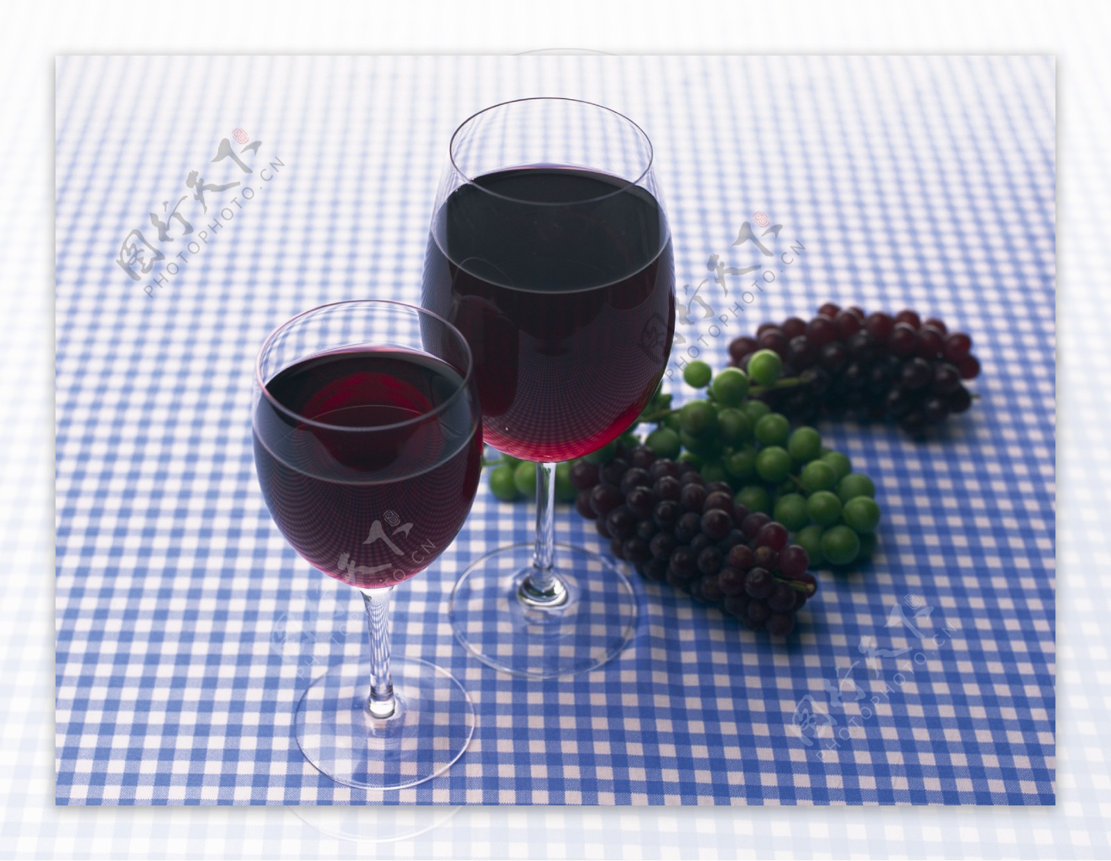 餐桌上的红酒葡萄特写图片图片