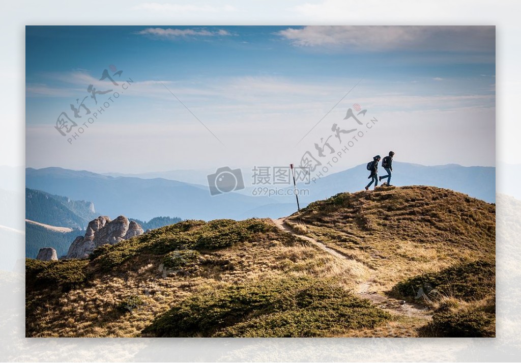 白天2人徒步旅行在顶部的山