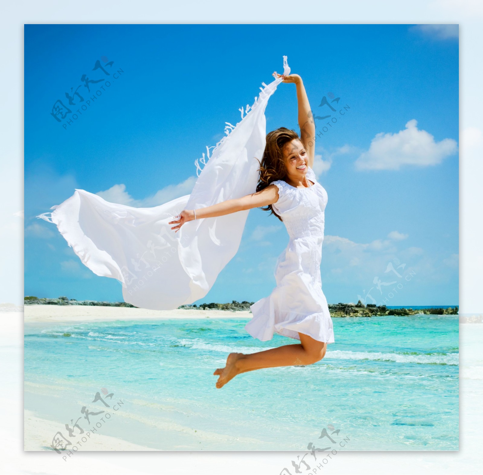 沙滩上跳跃起来的漂亮女人图片