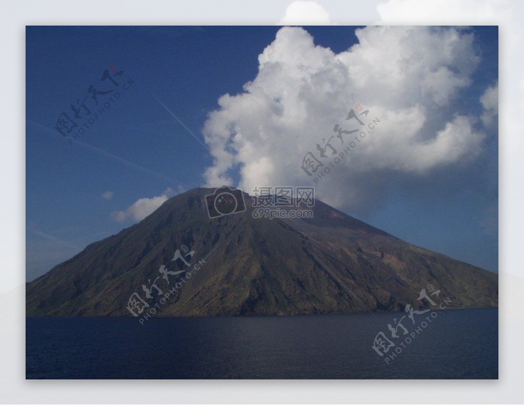 蓝天下的火山