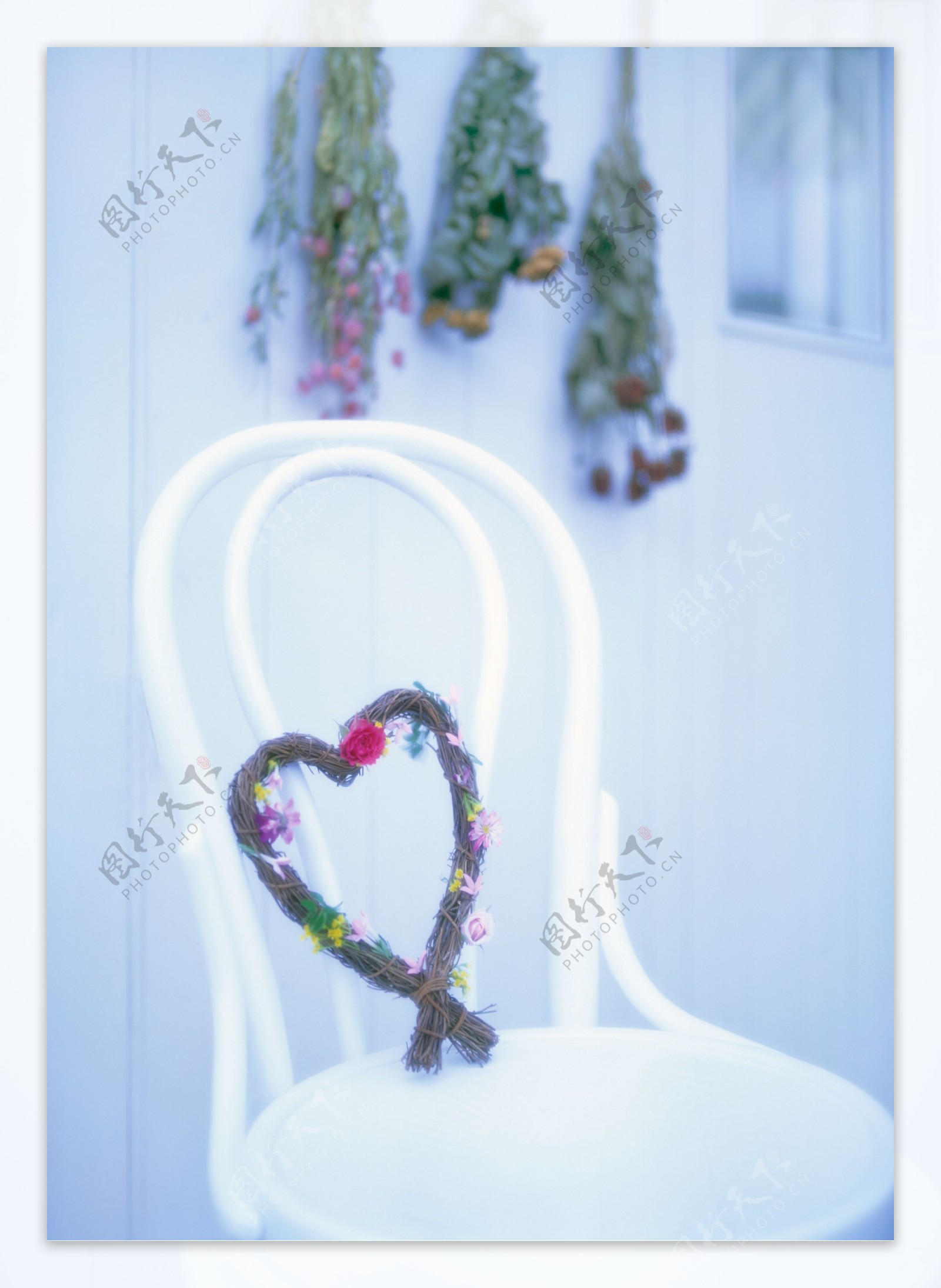 椅子上的花环图片