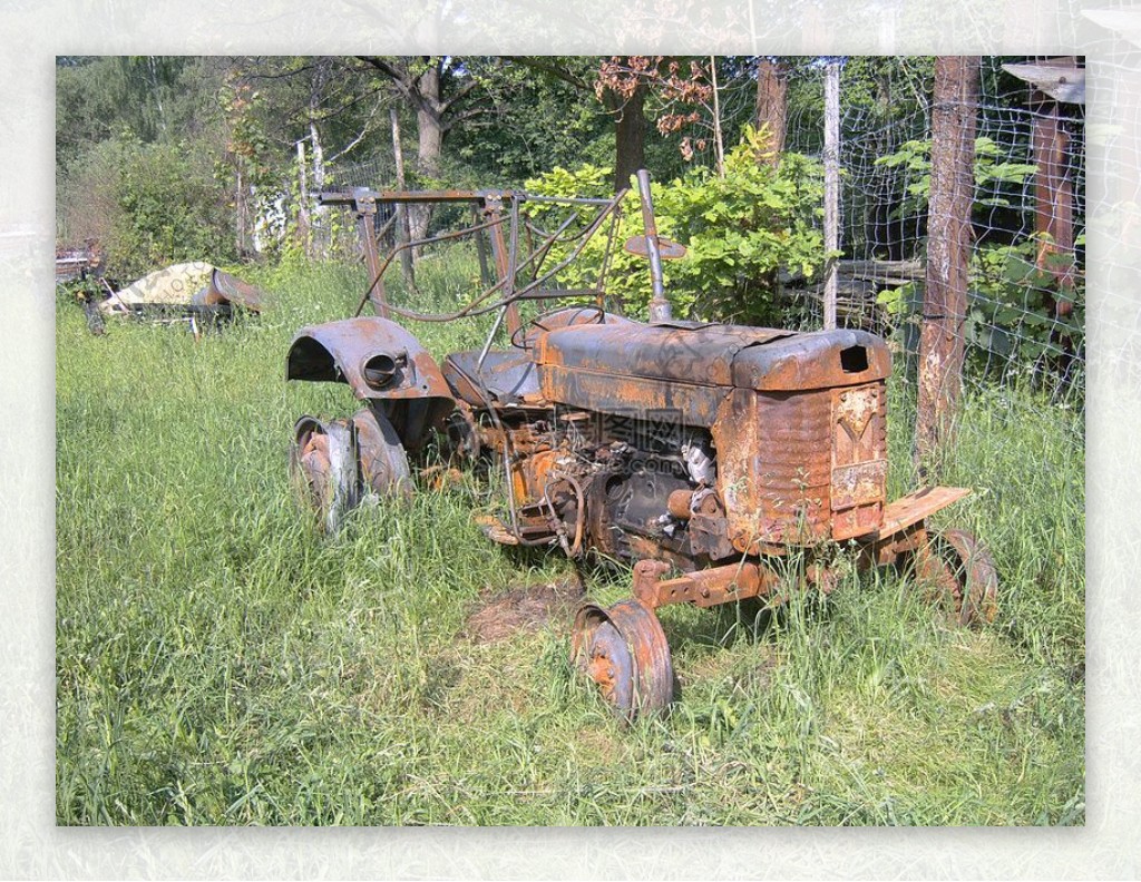 一辆生锈的拖拉机