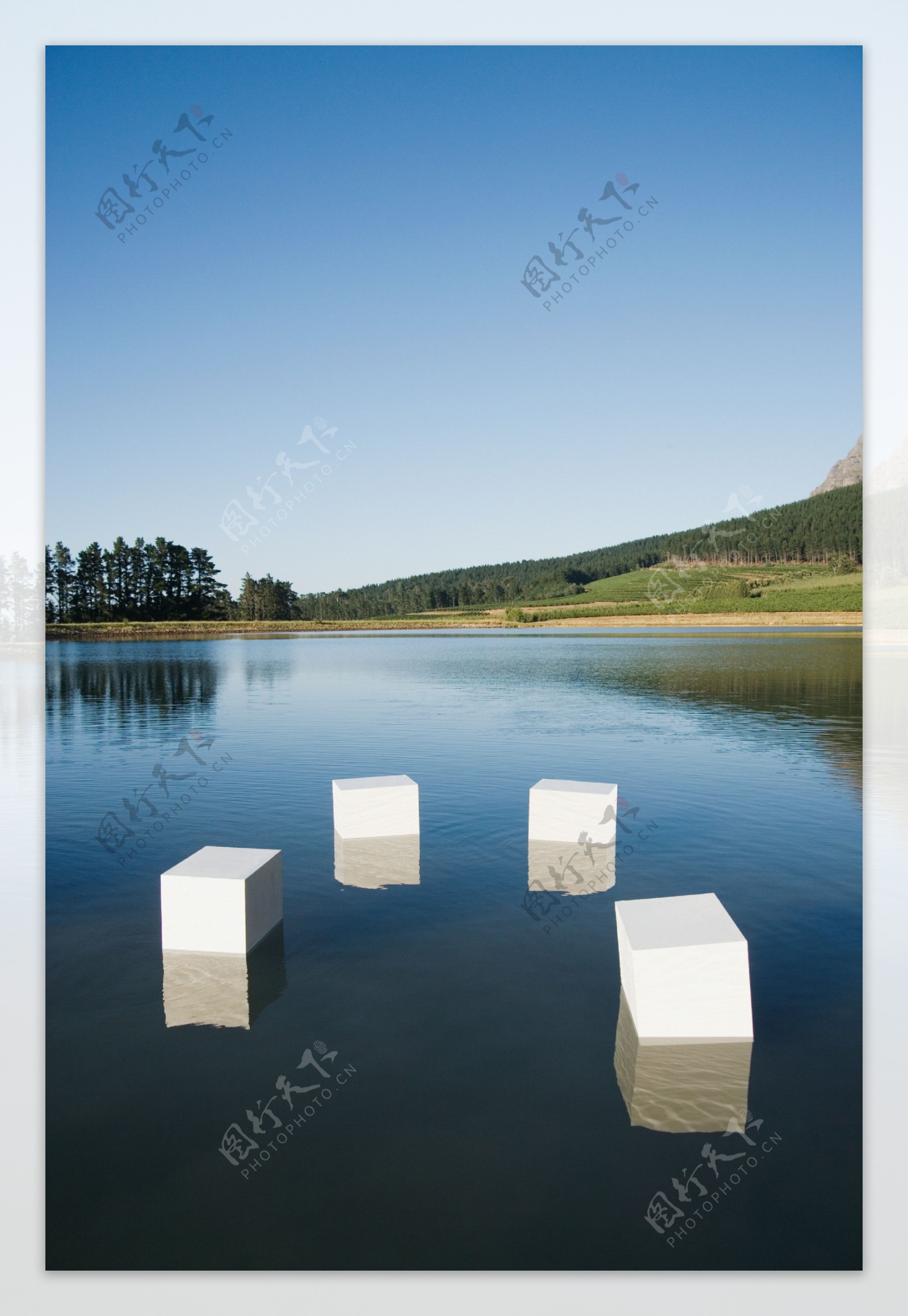 水面上的四个立方体图片