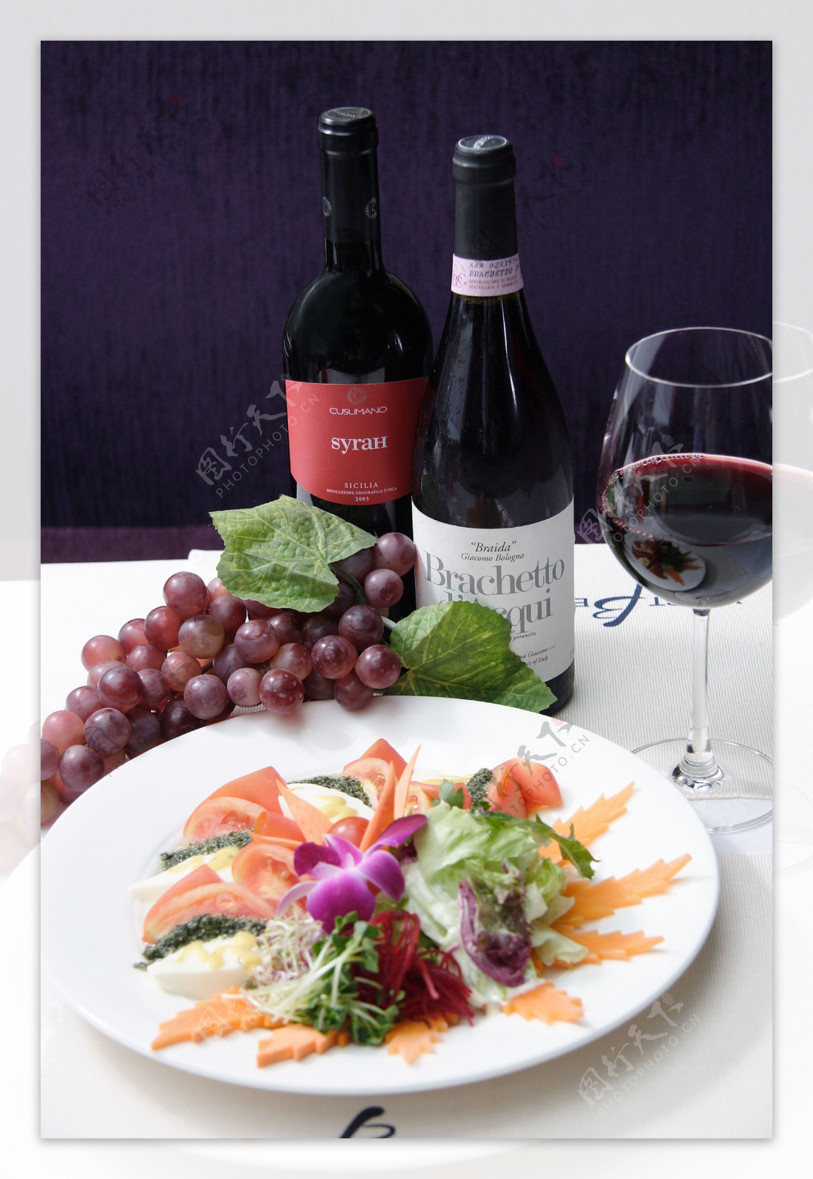 蔬菜沙拉和葡萄酒图片