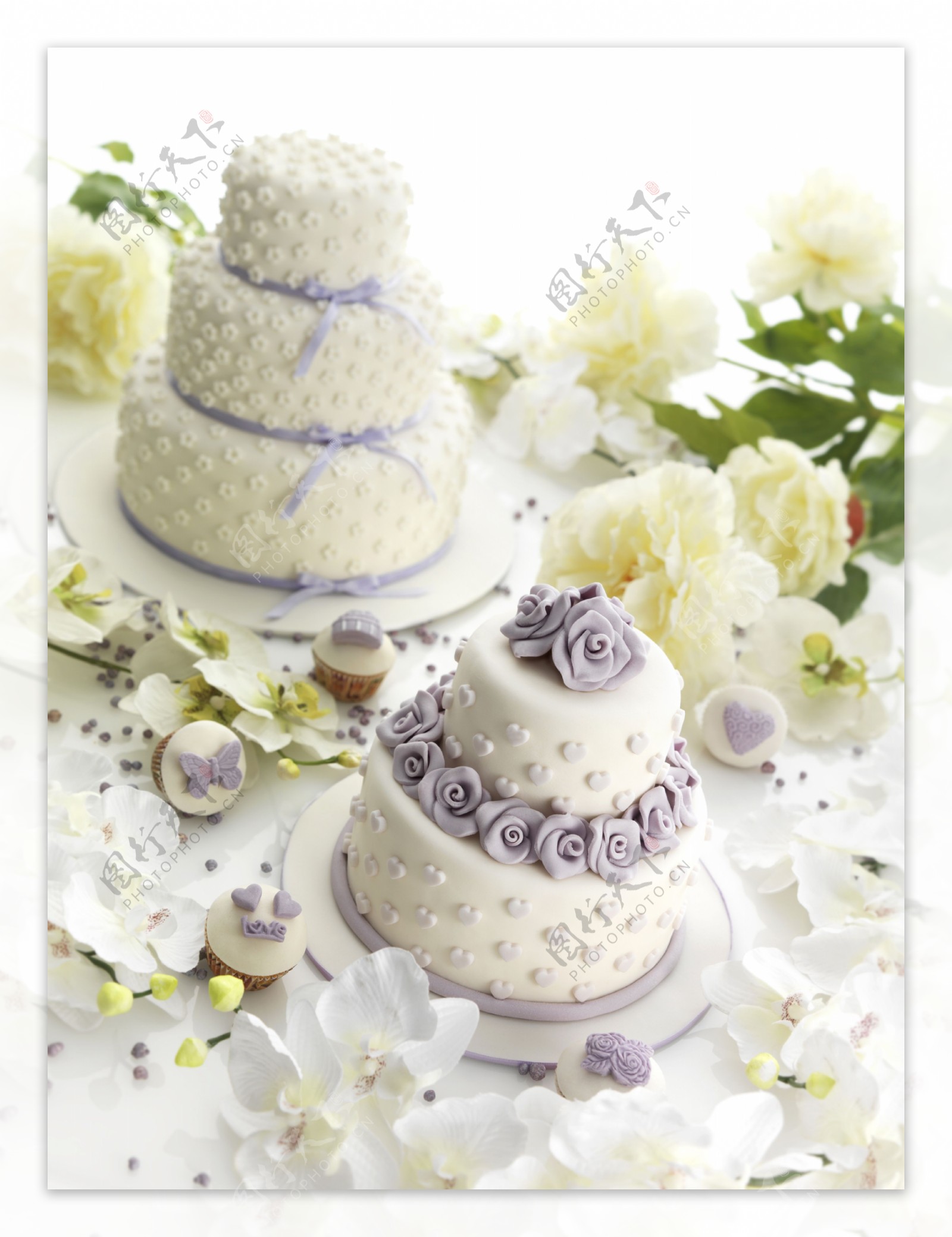 生日蛋糕和鲜花图片