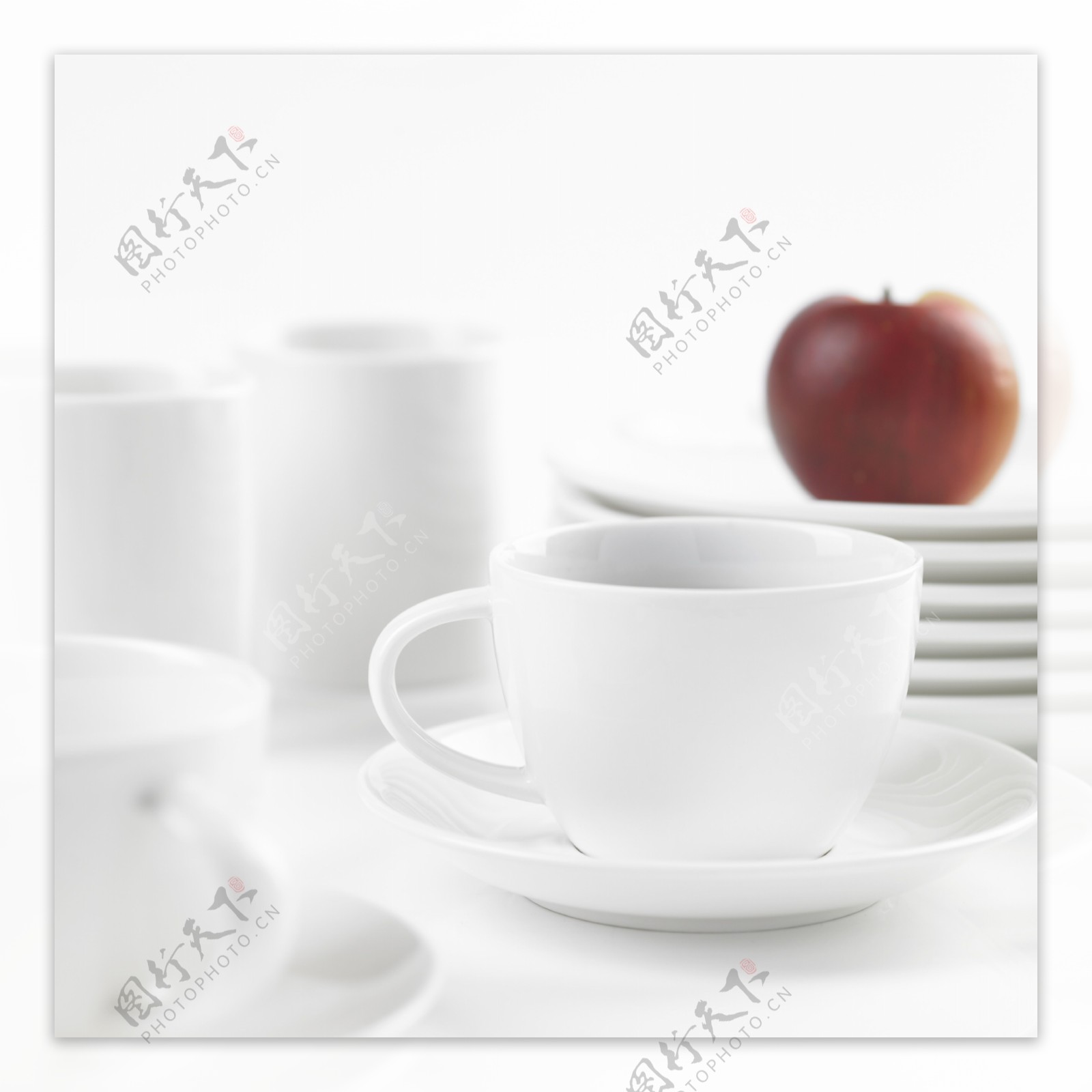苹果与咖啡杯子特写图片