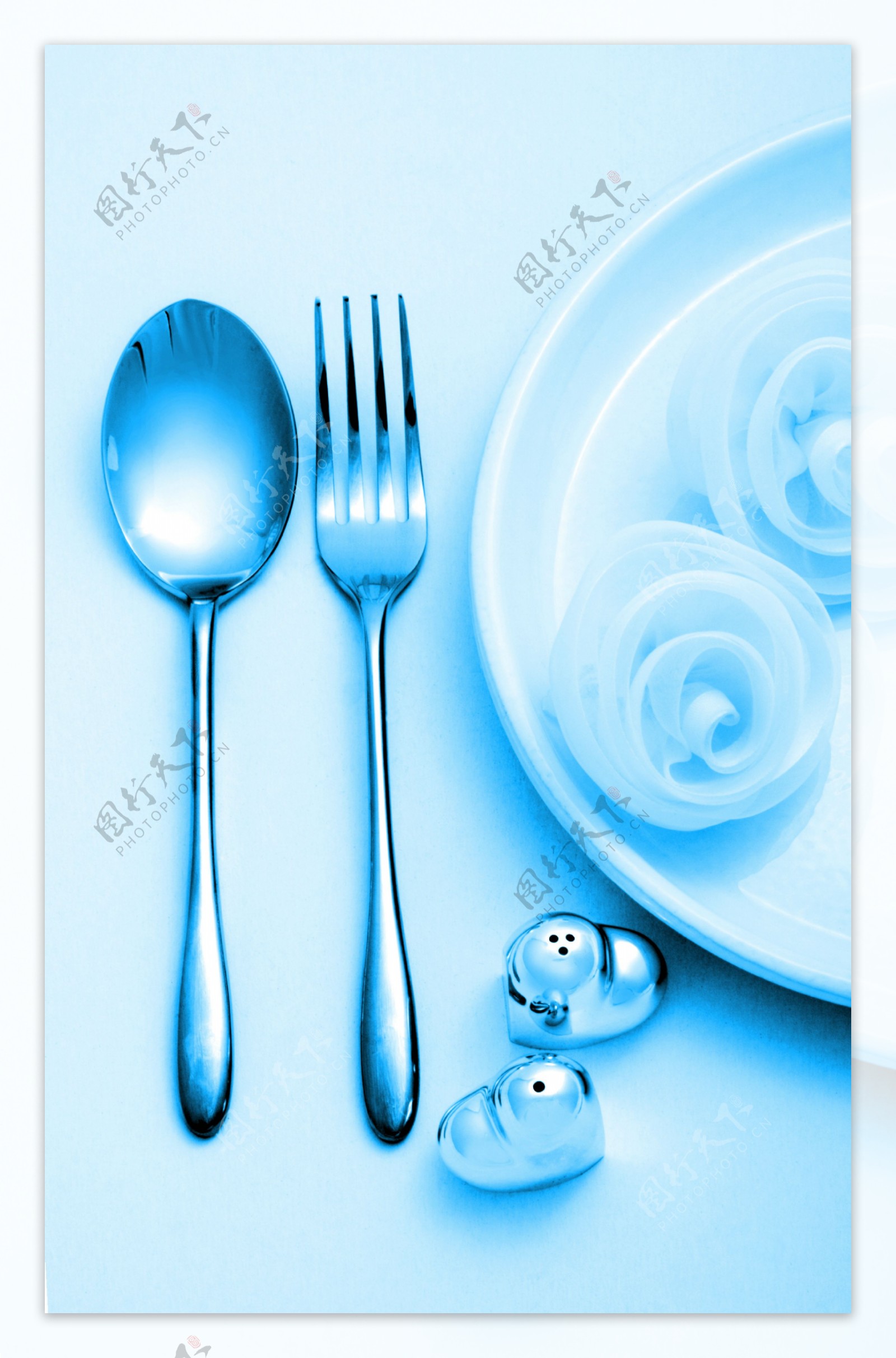 勺子叉子与玫瑰花图片