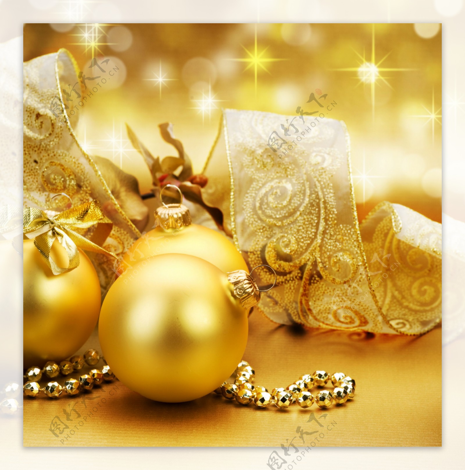 金黄色圣诞装饰品图片