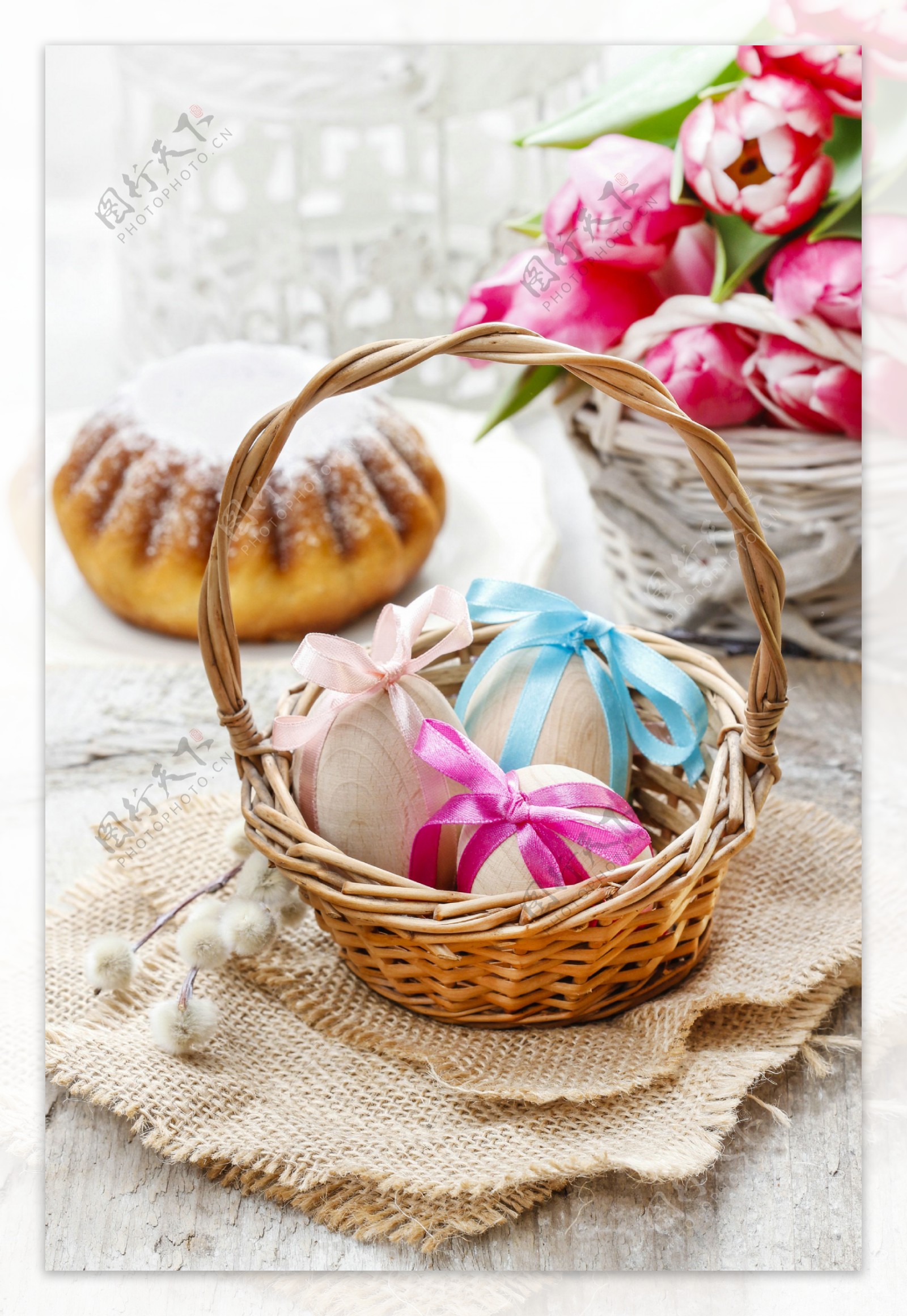 手提篮子里的复活节彩蛋图片