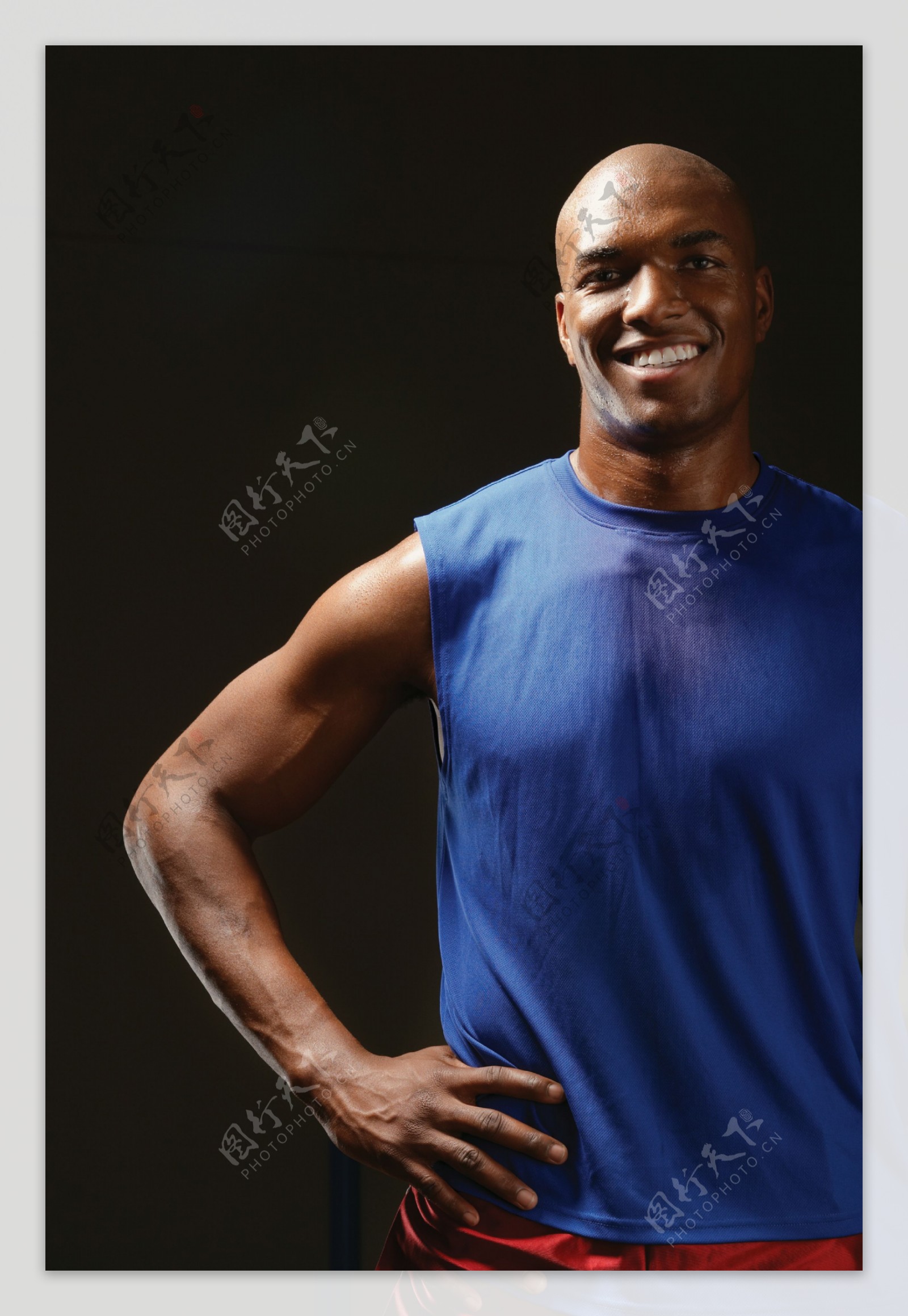 自信笑容的黑人运动员图片