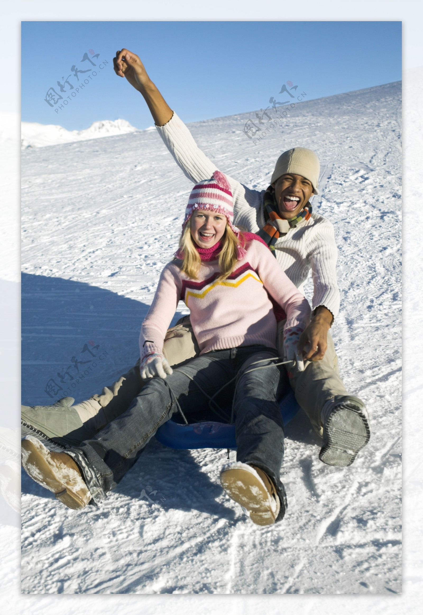滑雪圈的情侣图片