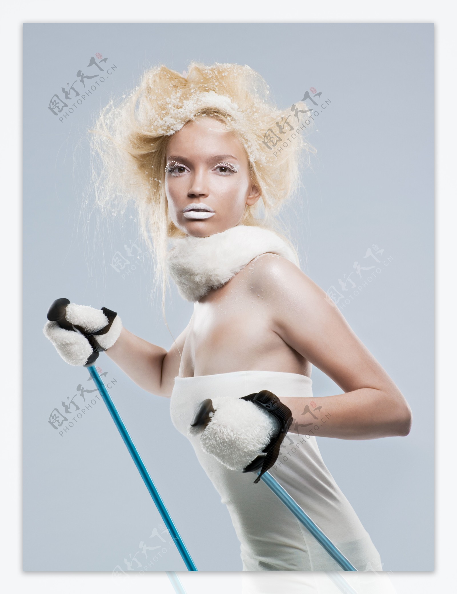 做滑雪状的冷艳女模特图片