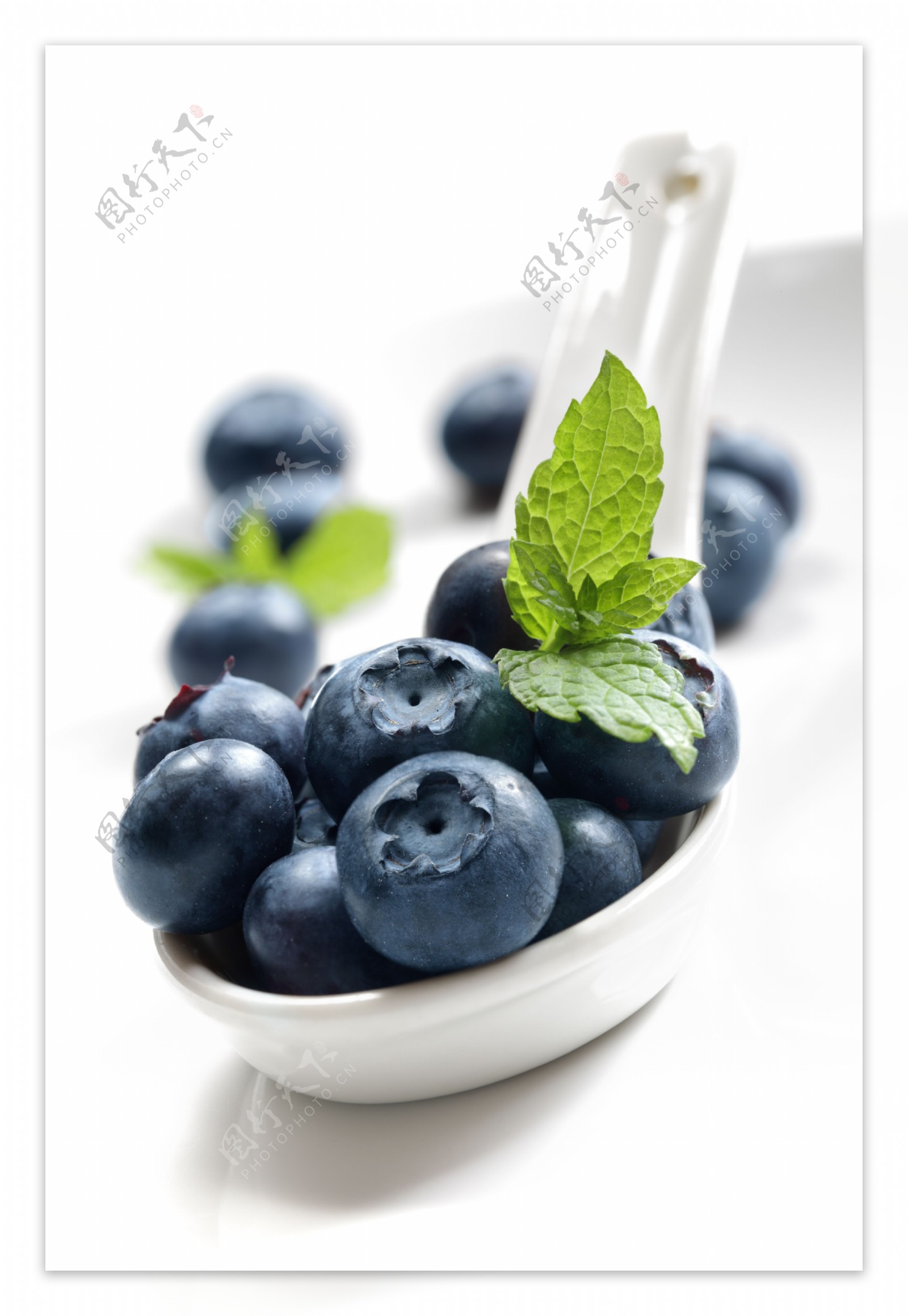 勺子里的蓝莓图片