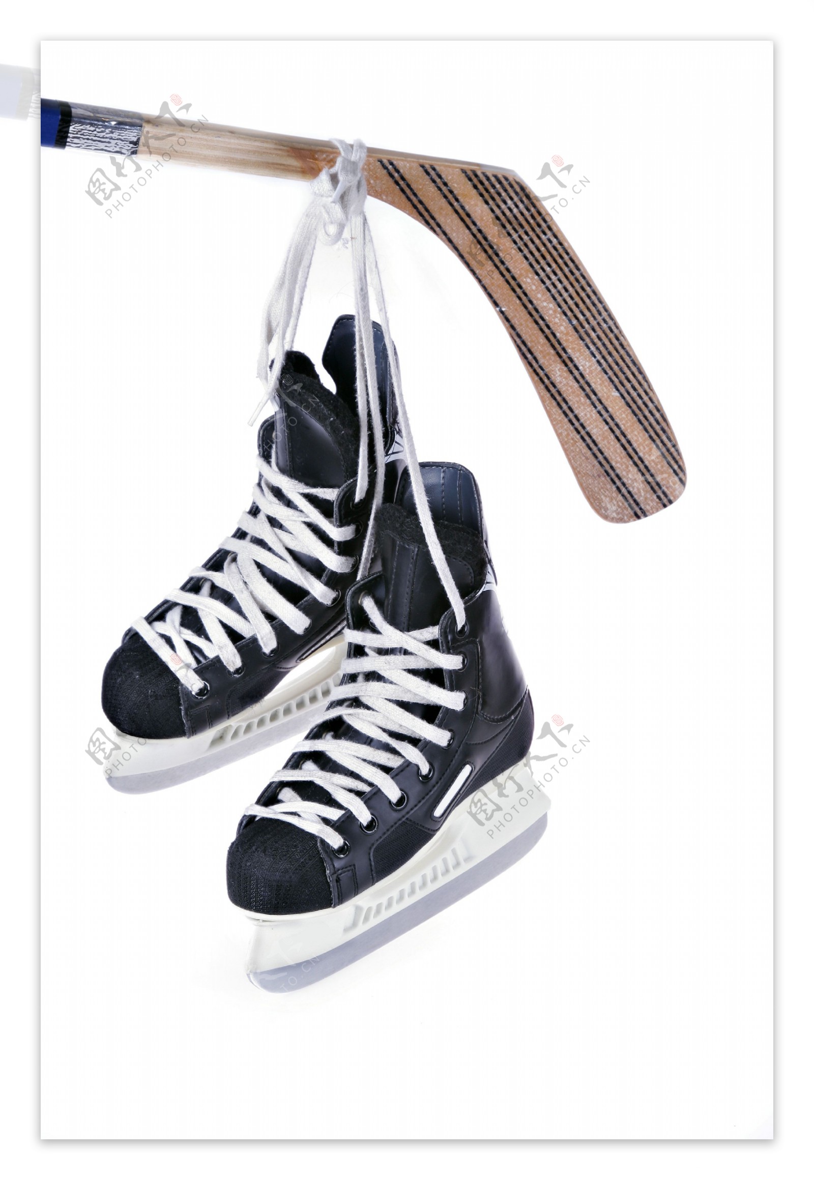 球杆和黑色溜冰鞋图片