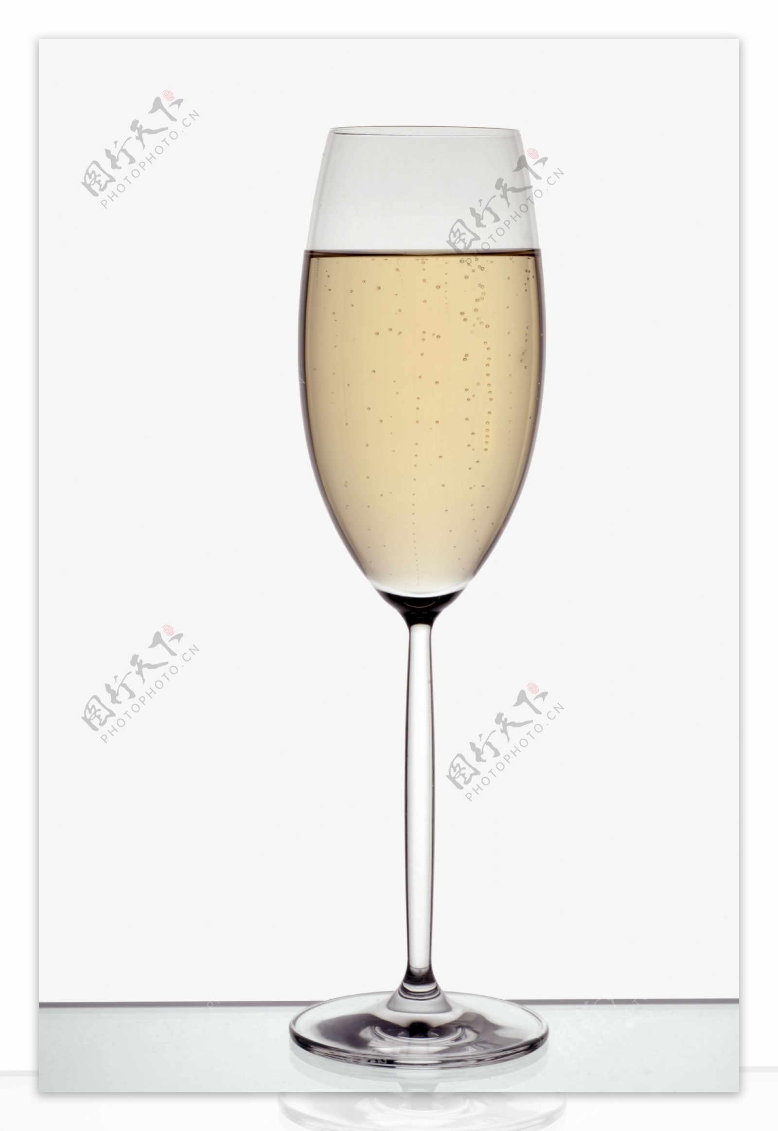 高脚杯里的葡萄美酒摄影图片