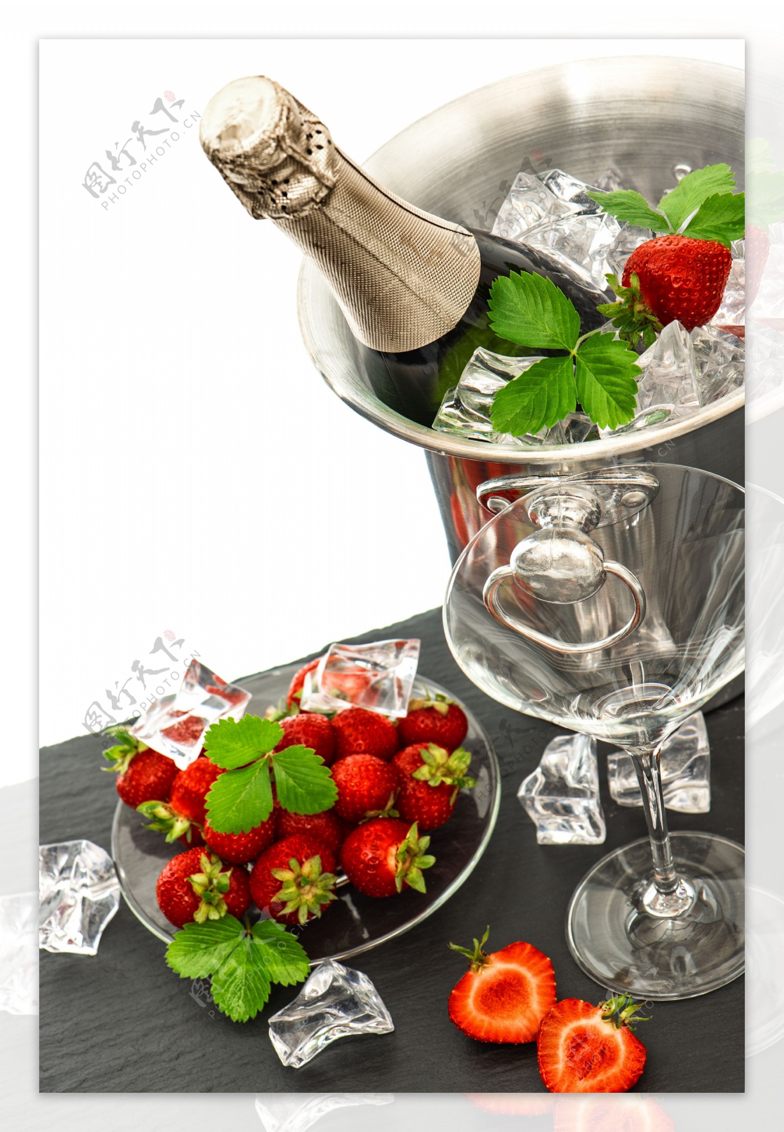 草莓和香滨酒图片