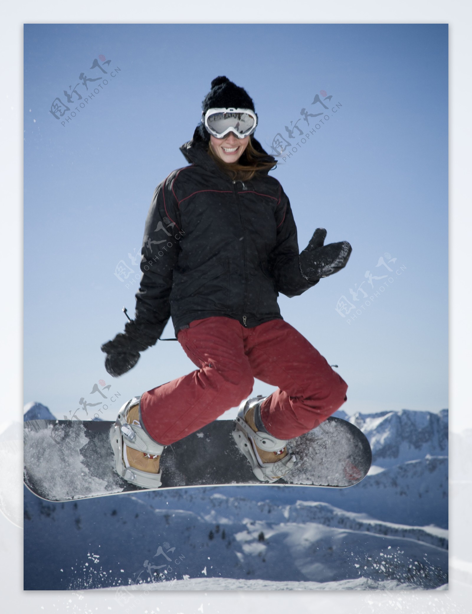 飞跃而起的滑雪人图片