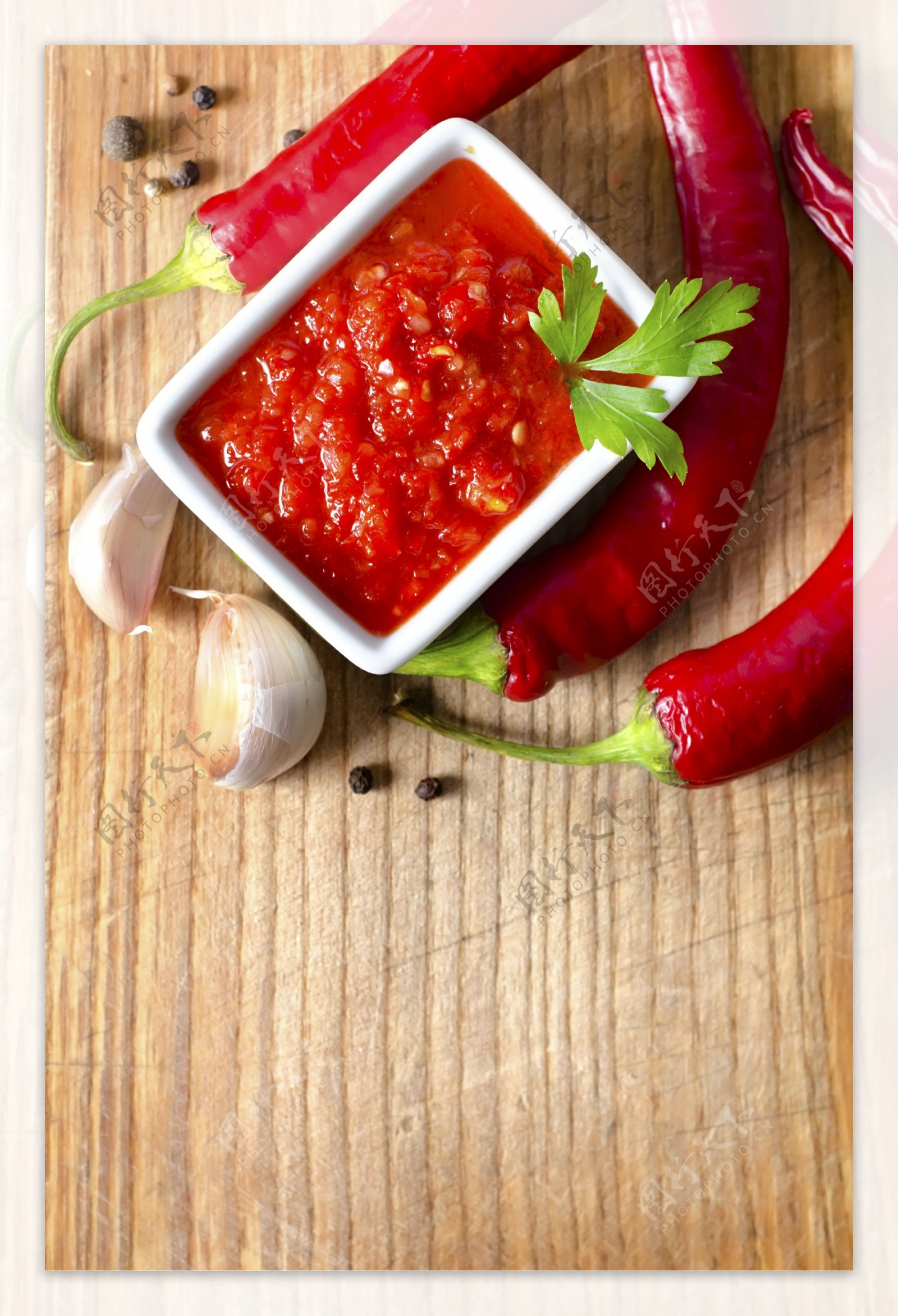 红色辣椒和辣椒酱图片